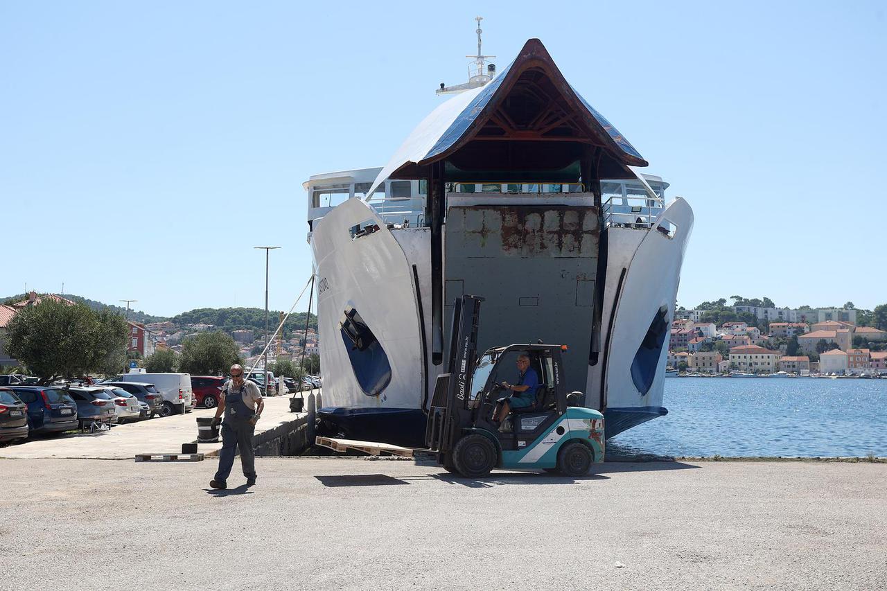 Mali Lošinj: U tijeku je očevid nakon što je troje djelatnika Jadrolinije poginulo nakon pada rampe