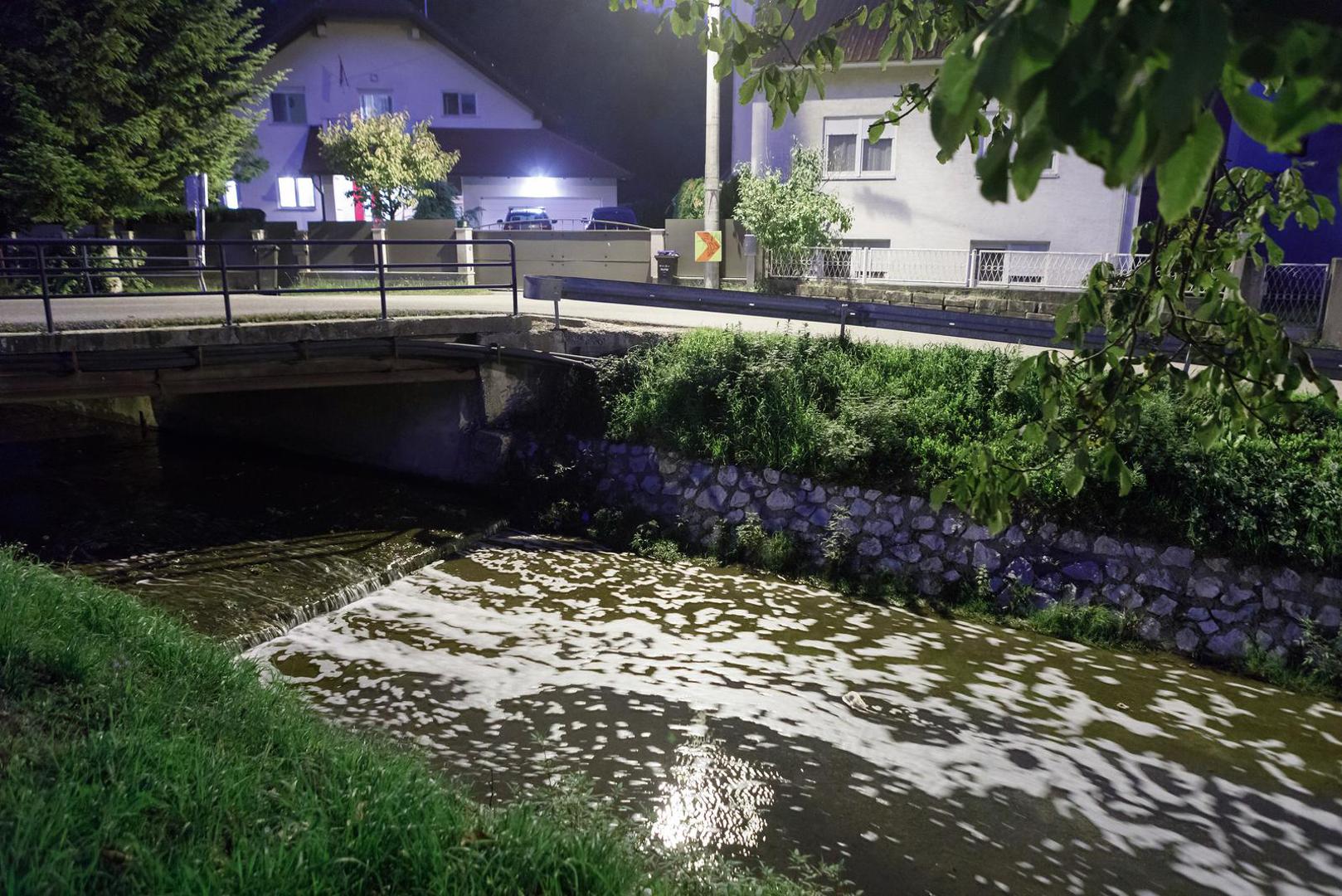 07.10.2022., Zagreb - Vrapcanski potok jos uvijek je pun pjene, koju su popodne vatrogasci ispumpavali, no potok je i dalje u losem stanju. Photo: Tomislav Miletic/PIXSELL