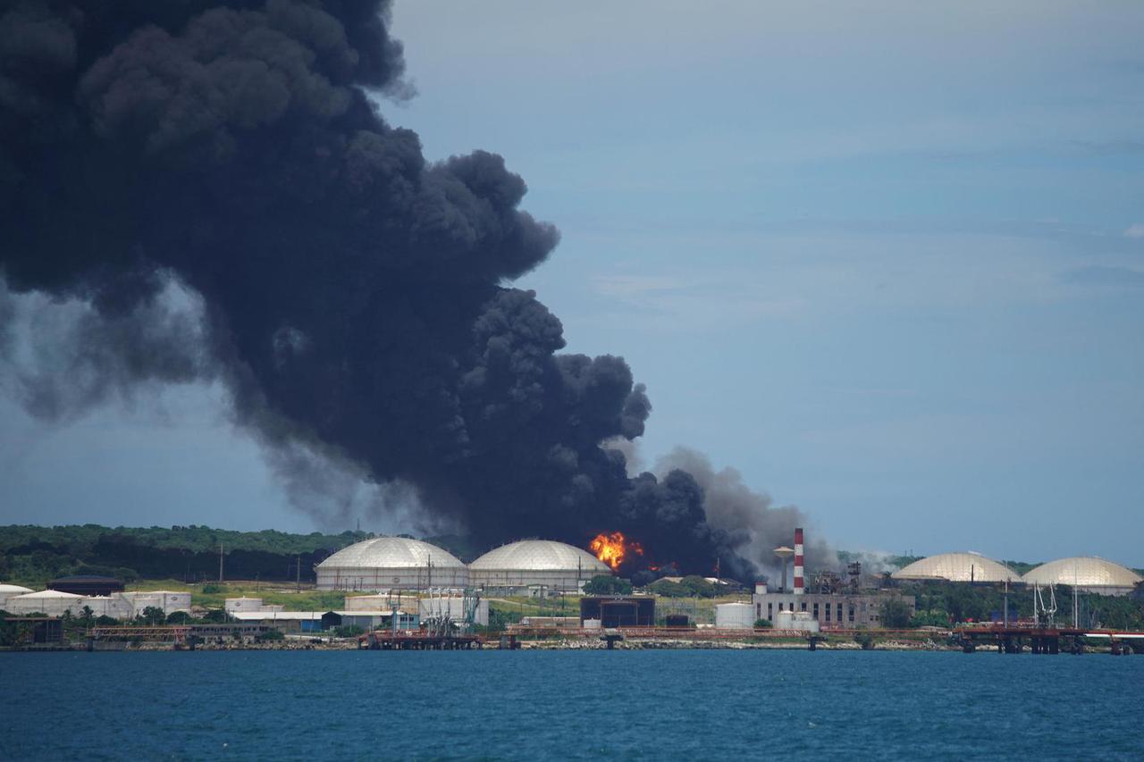 Major fire spreads at Cuban fuel storage facility hit by lightning