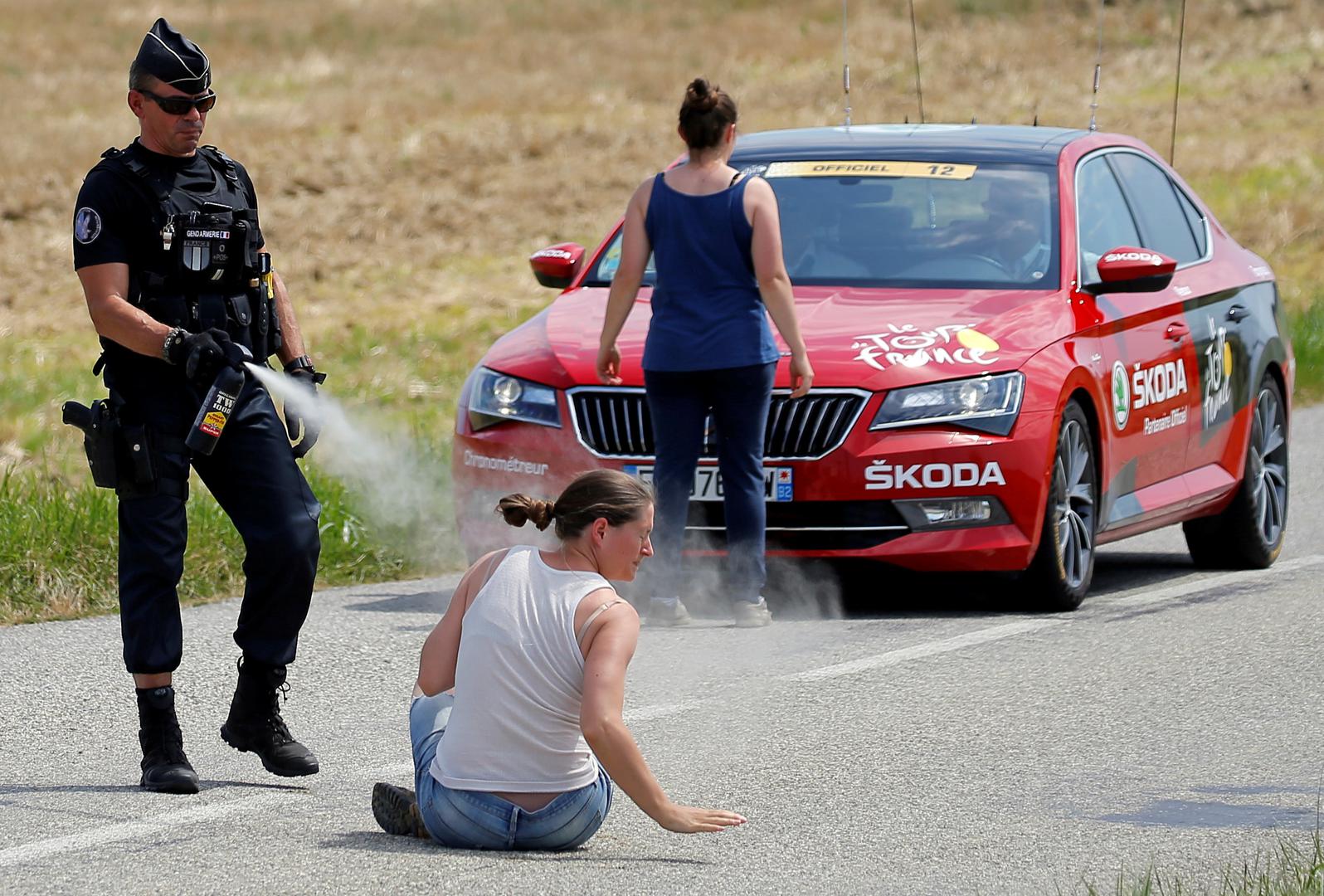 No, suzavac je prouzročio probleme i biciklistima koji su vrlo brzo stigli na mjesto incidenta pa je etapa morala biti prekinuta dok se nije ukazala pomoć onima koji su bili najviše pogođeni suzavcem.