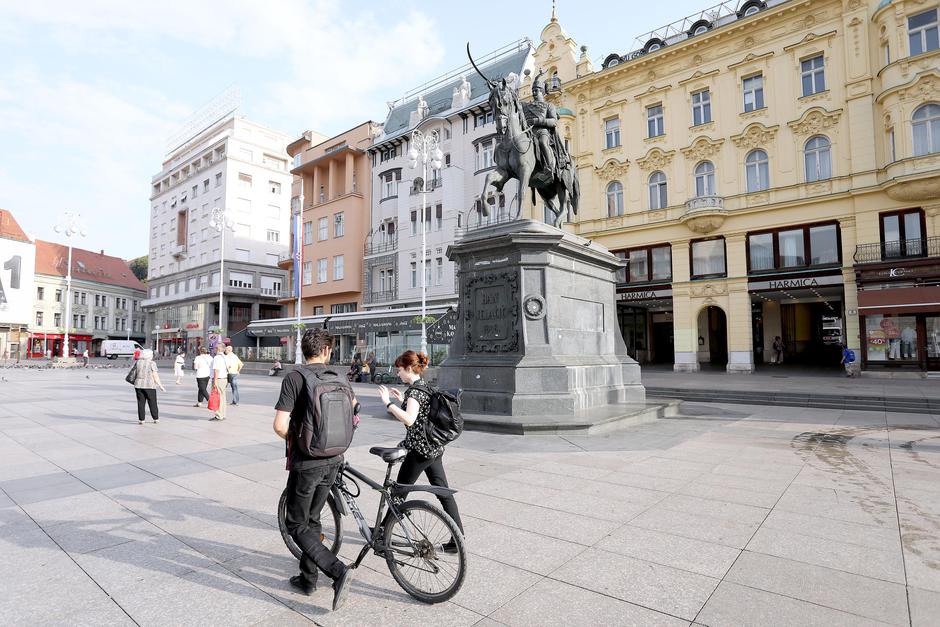 Spomenik banu Jelačiću kao i svaki dan mirno nadgleda život na glavnom zagrebačkom trgu