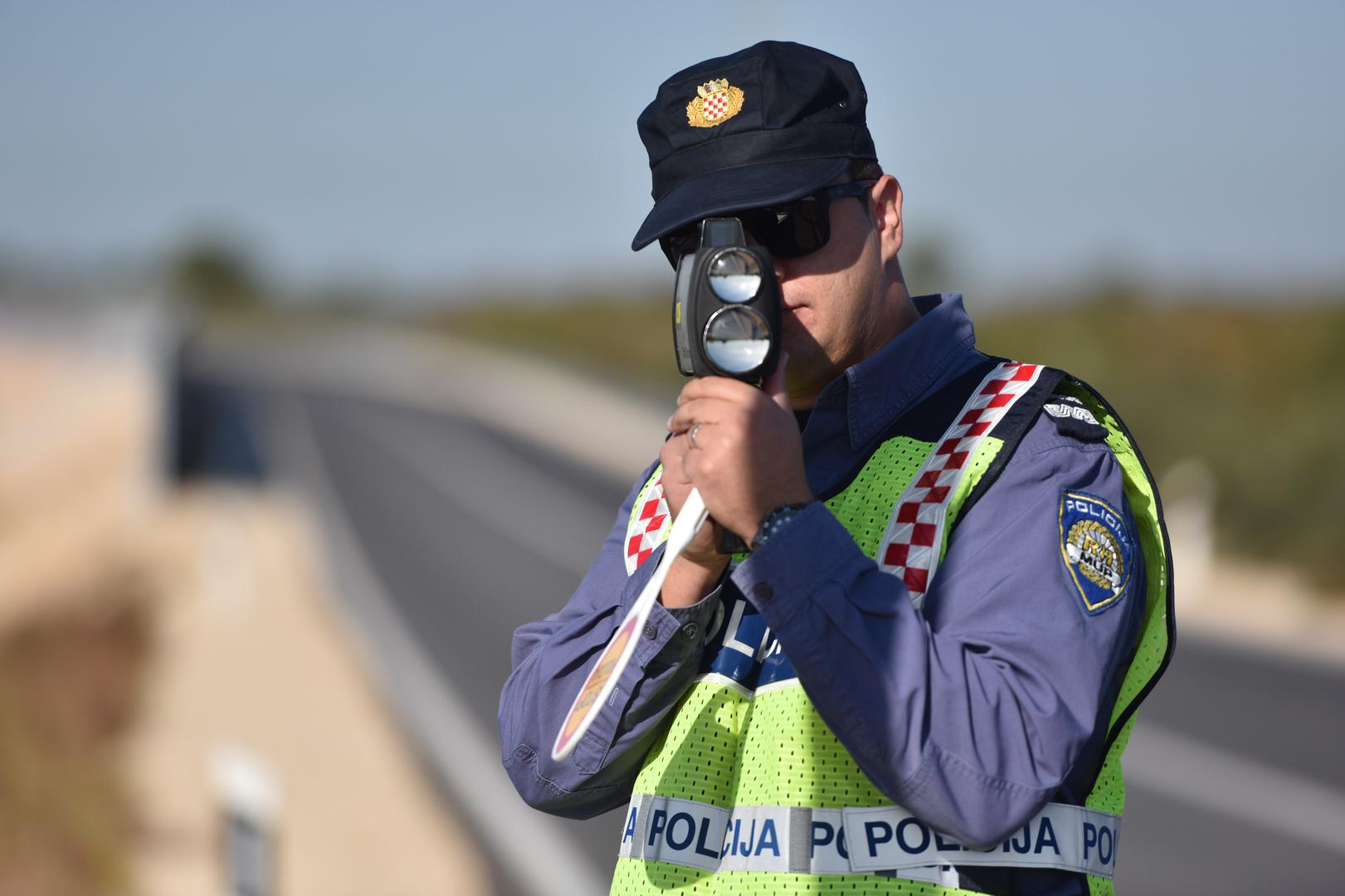 Prebrza vožnja kumuje većini prometnih nesreća, ali ni prespora nije bezopasna. Vozač ne smije bez opravdanih razloga voziti tako sporo da bitno usporava prometni tok ili ugrožava druge sudionike u prometu. Za vozača koji brzinu ne prilagodi uvjetima na cesti, ili ako bez razloga vozi presporo, kazna iznosi 130 eura.