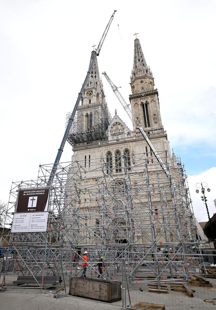 28.03.2023., Zagreb - Postavljanje skele na tornjeve katedrale kako bi se mogla obnovit nakon sto je stradala u potresu.  Photo: Marko Lukunic/PIXSELL