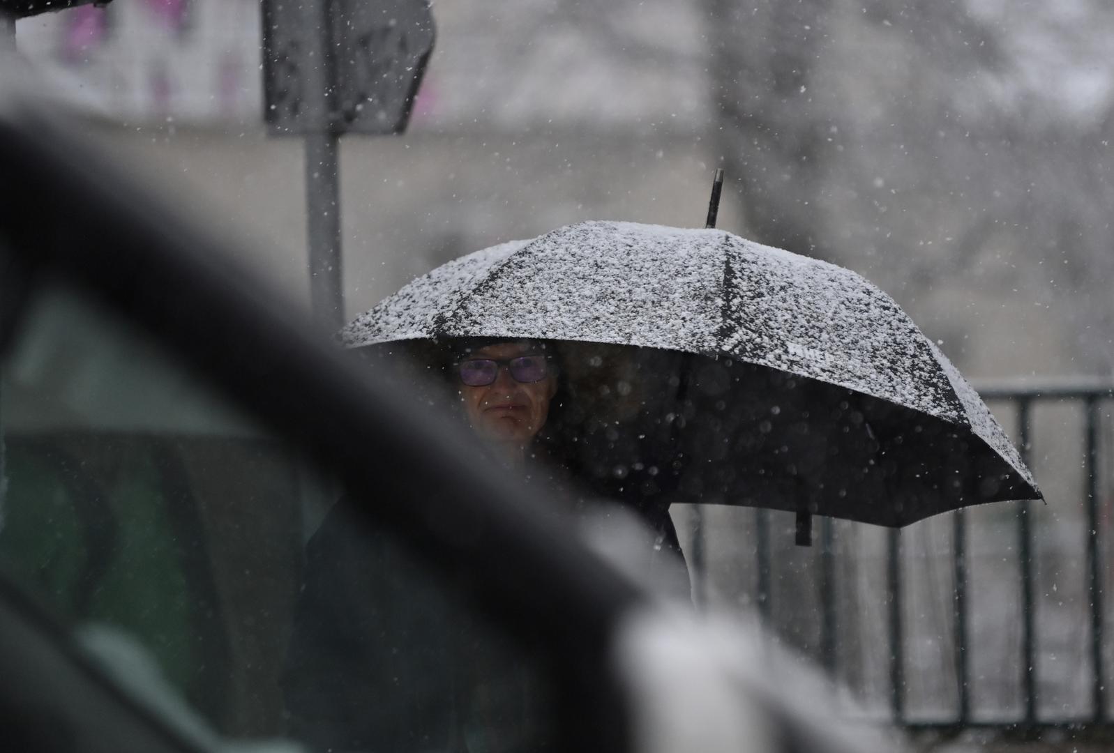 Zbog susnježice i snijega otežano se vozi na cestama kroz Gorski kotar i u sjeverozapadnoj Hrvatskoj, izvijestio je u petak ujutro Hrvatski autoklub (HAK). 