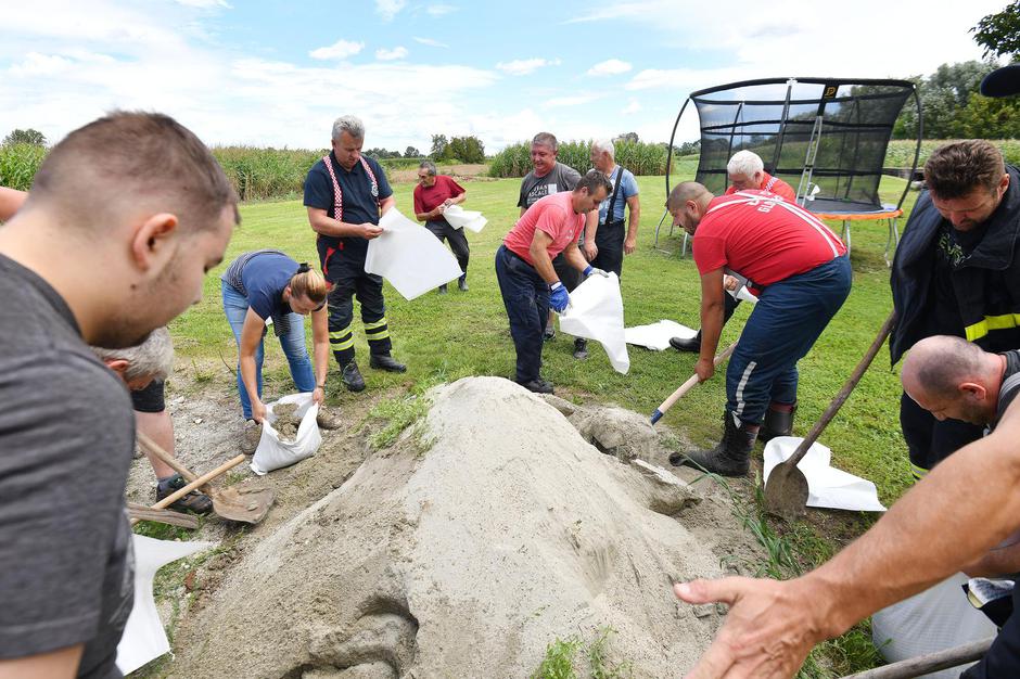 Drnje: Rekordan vodostaj rijeke Drave gdje stanovnici rade zečje nasipe