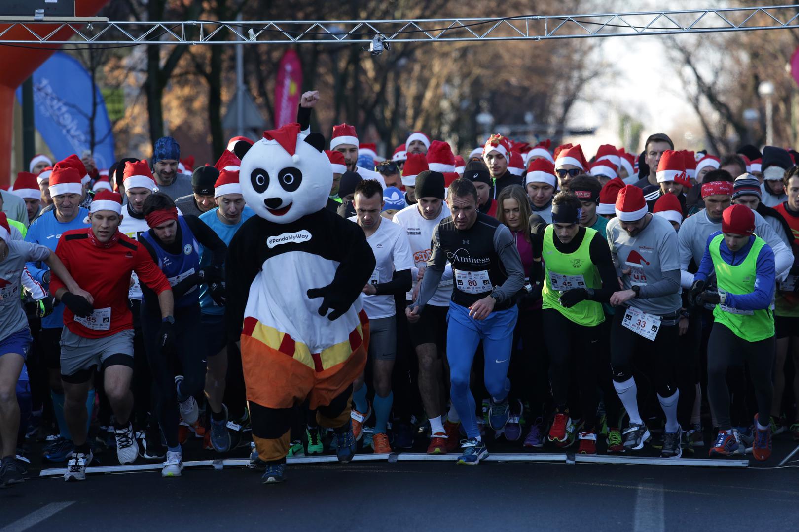 Zagreb Advent Run humanitarna je adventska utrka koja se trči na 5 i 10 kilometara, a sudionici su bili kostiminirani u blagdanskom duhu. 