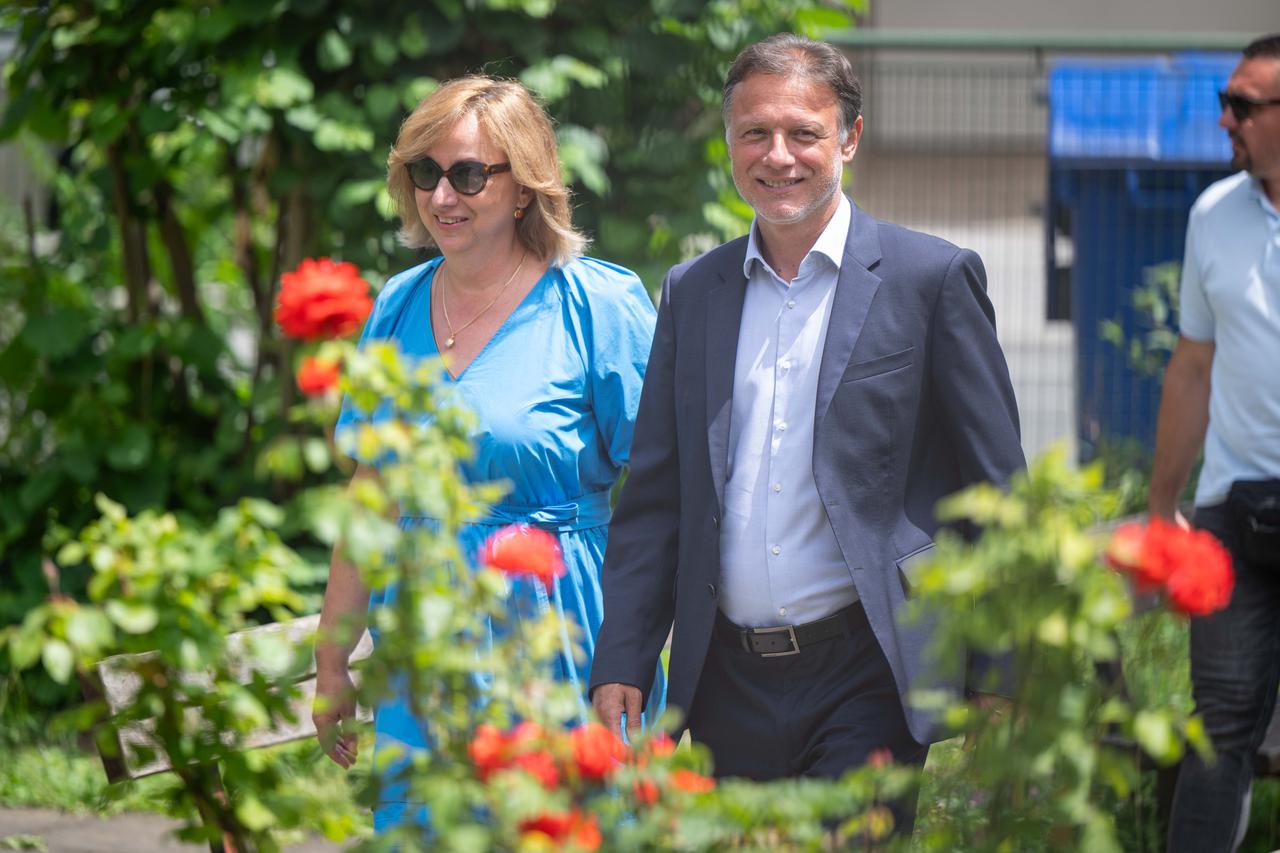 Zagreb: Gordan Jandroković sa suprugom stigao na glasovanje za EU parlament