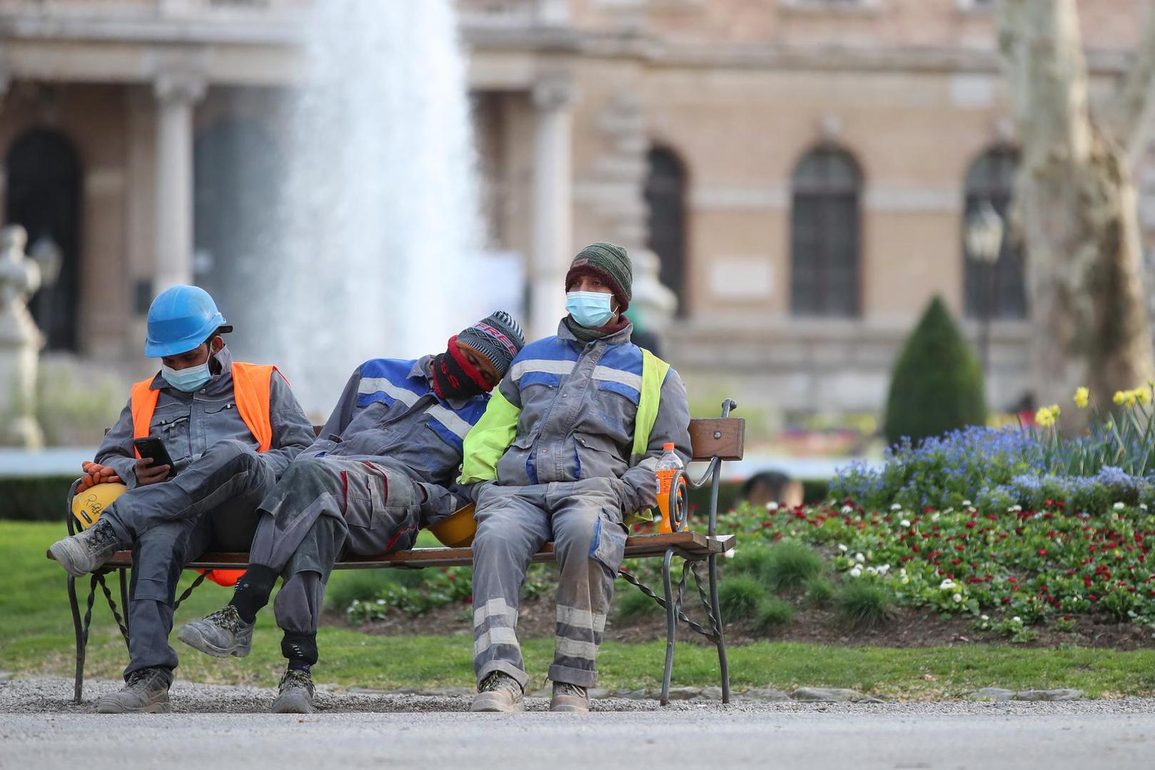 05.04.2023., Zagreb - Strani radnici odmaraju i spavaju na klupici nasred Zrinjevca, na suncu je najbolje iskoristiti svoju pauzu. Photo: Matija Habljak/PIXSELL