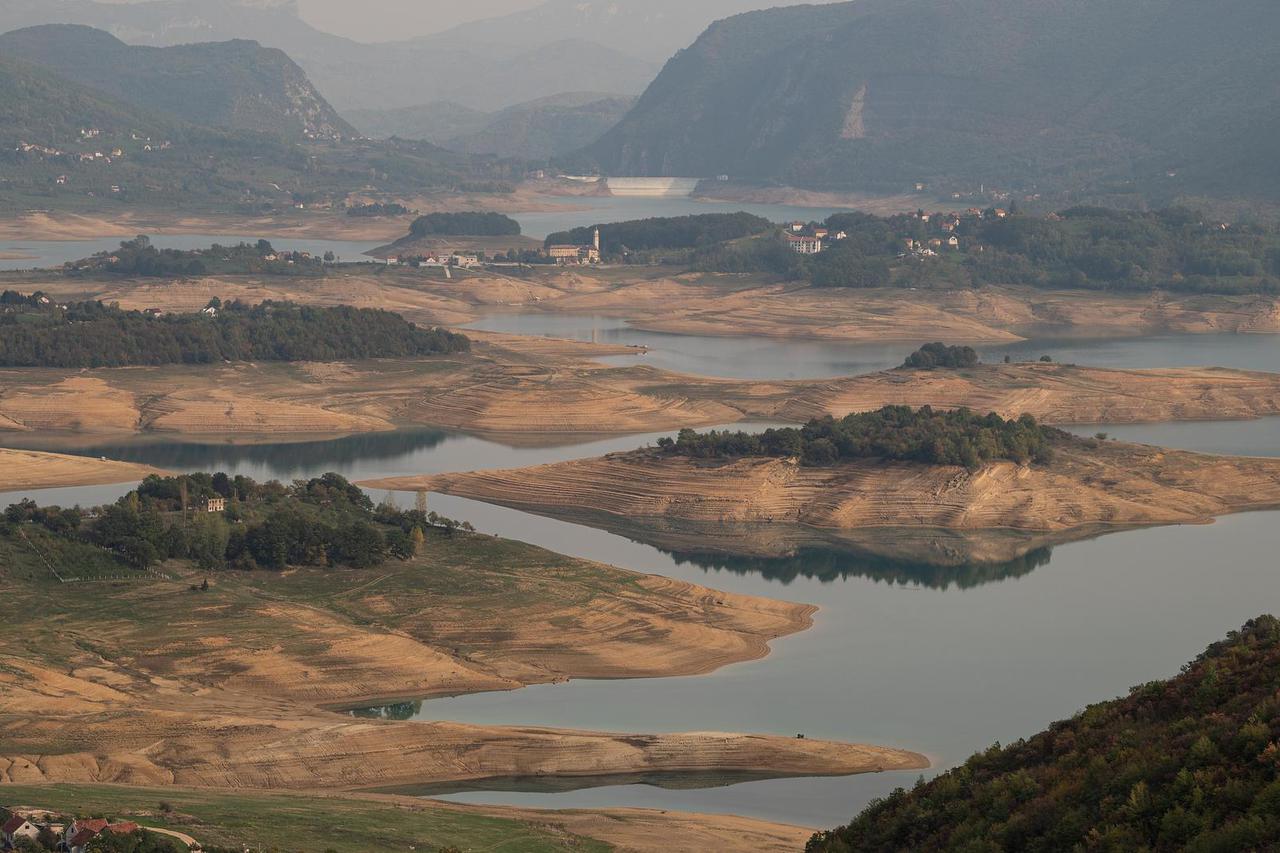 Zbog suša tijekom ljetnih mjeseci djelomično je presušilo Ramsko jezero