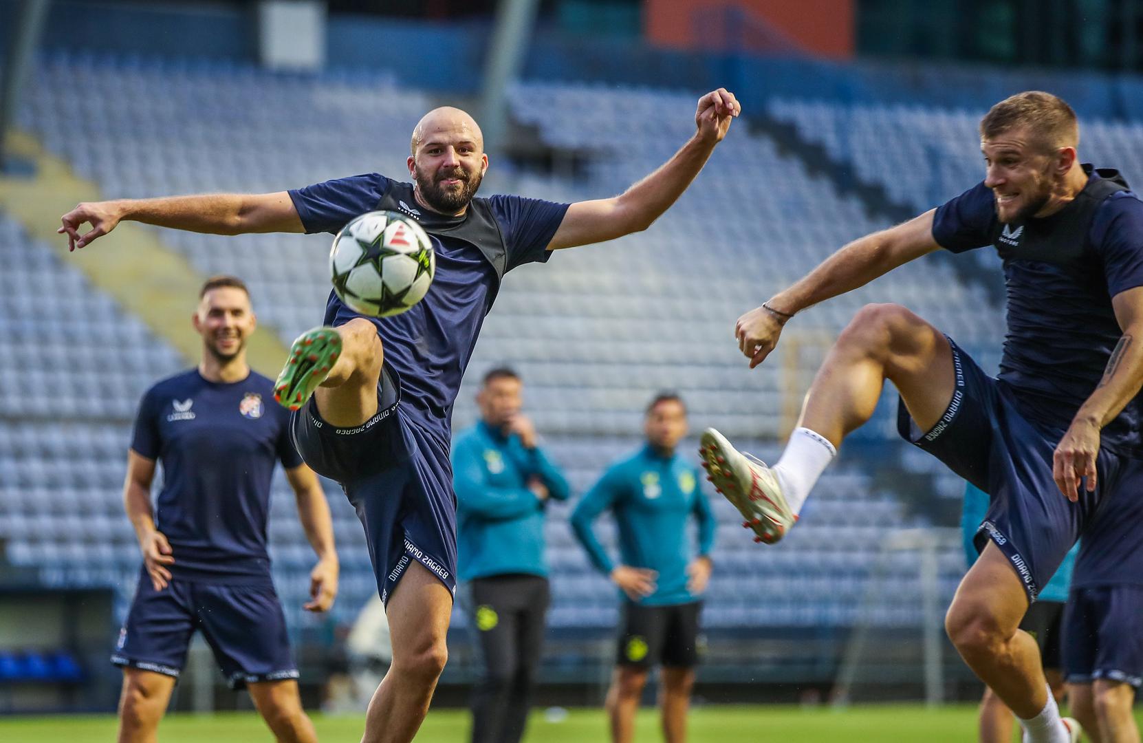 Dinamo tako sutra čeka jedna od najbitnijih utakmica sezone, a u ponedjeljak je na terenu Hitrec-Kacijan momčad odradila posljednji trening pred taj susret. Atmosferu s treninga pogledajte u našoj galeriji.

