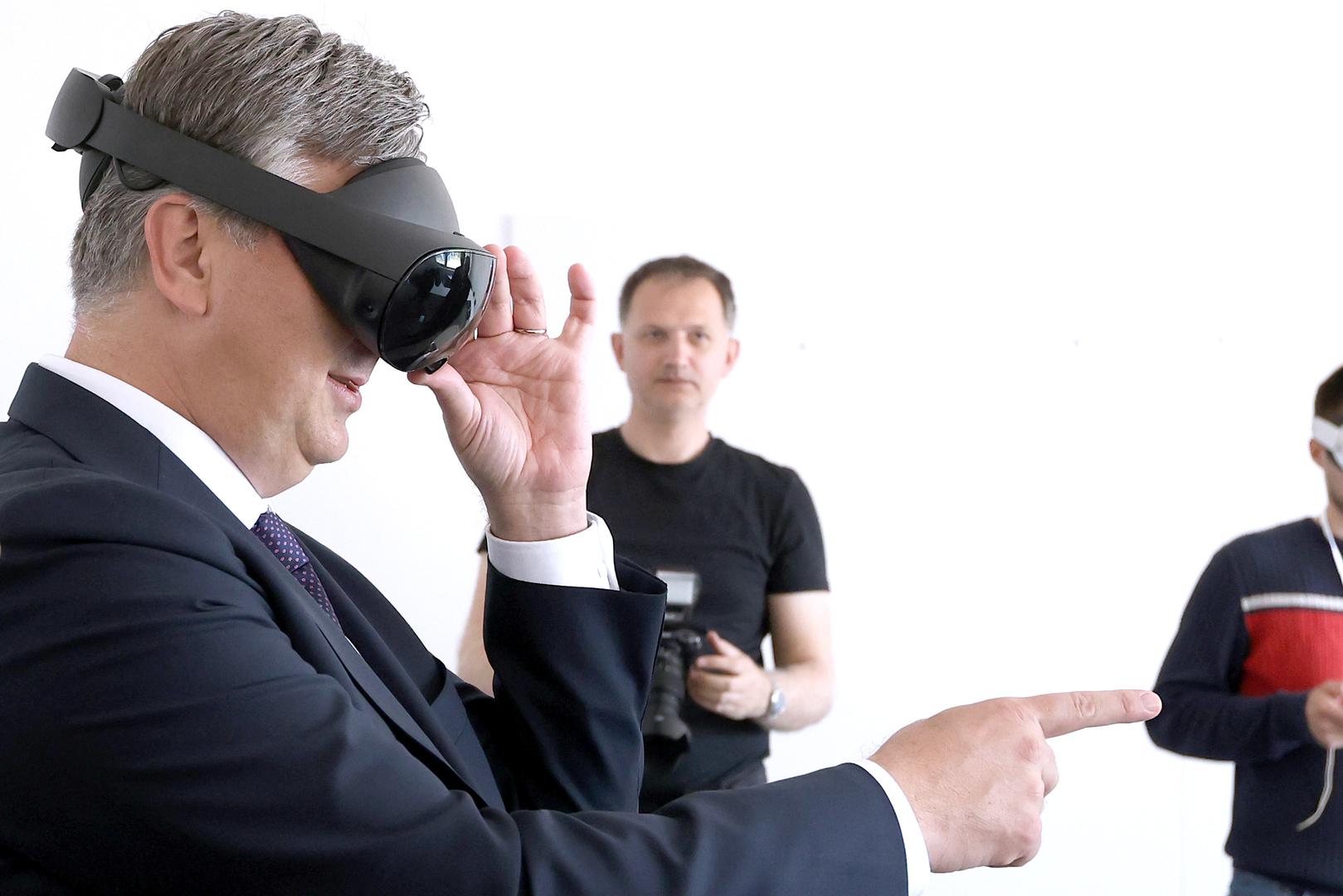 Za vrijeme posjeta imao je priliku isprobati VR naočale.Nakon što su razriješene tehničke poteškoće, čini se da se premijeru svidjela virtualna stvarnost.