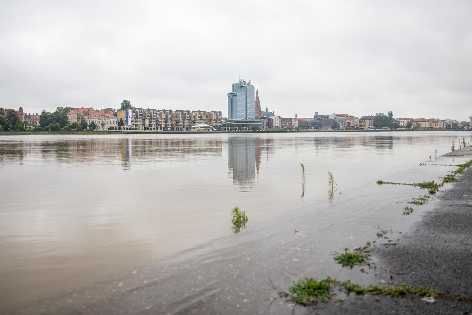 12.06.2024. Osijek -  Vodostaj Drave na lijevoj obali, ocekivanje vodenog vala Photo: Borna Jaksic/PIXSELL