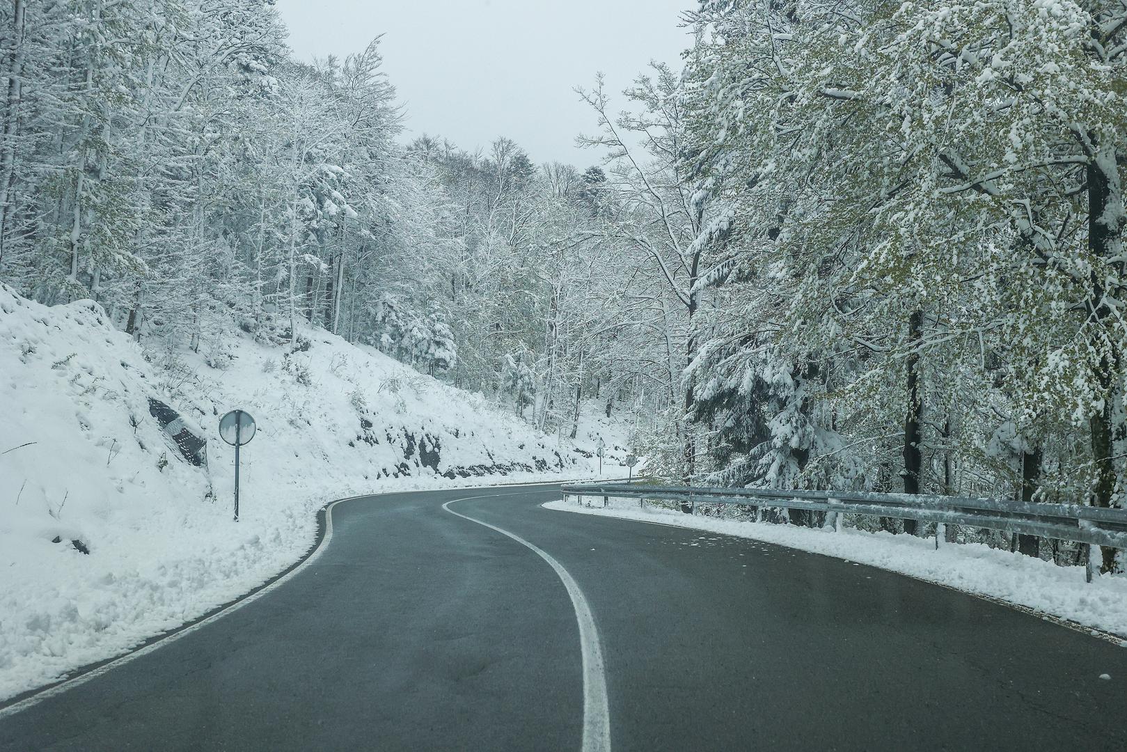 Stoga smo provjerili gdje će biti samo kiše, a gdje bi moglo biti i snijega. Prema norveškoj stranici Yr.no, ako će ga biti, snijeg će padati samo u višim predjelima