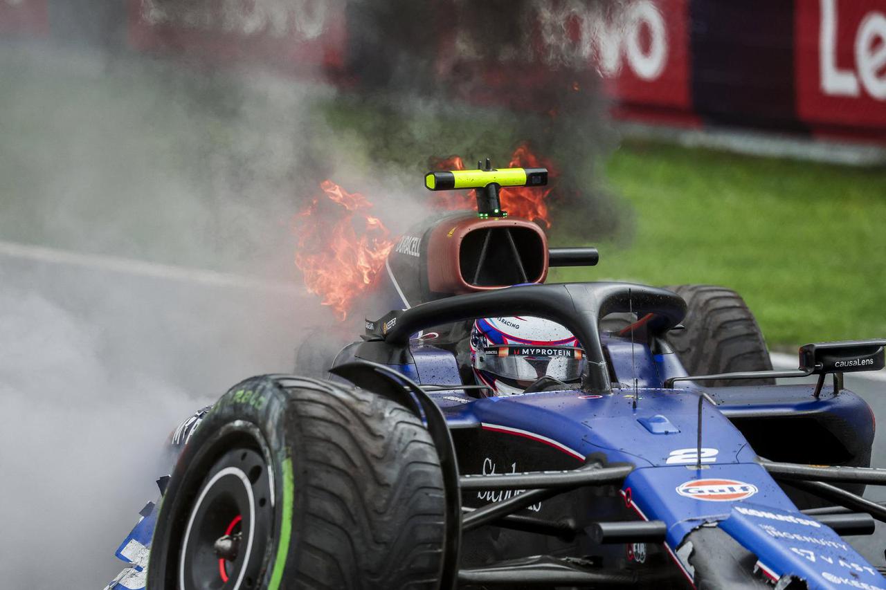 La monoplace de Logan Sargeant (USA) est sortie violemment de la piste et a pris feu lors des essais libres du Grand Prix de F1 des Pays-Bas à Zandvoort