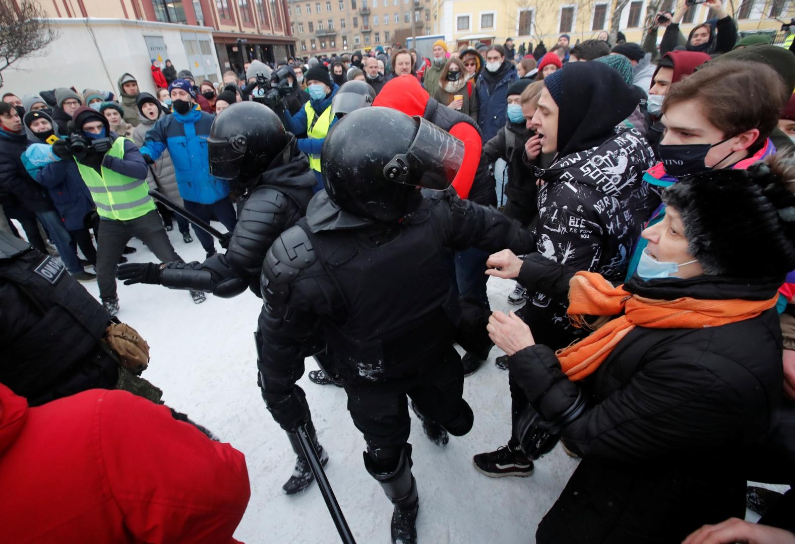 Rally in support of Alexei Navalny in Saint Petersburg Demonstrators argue with law enforcement officers during a rally in support of jailed Russian opposition leader Alexei Navalny in Saint Petersburg, Russia January 31, 2021. REUTERS/Anton Vaganov ANTON VAGANOV