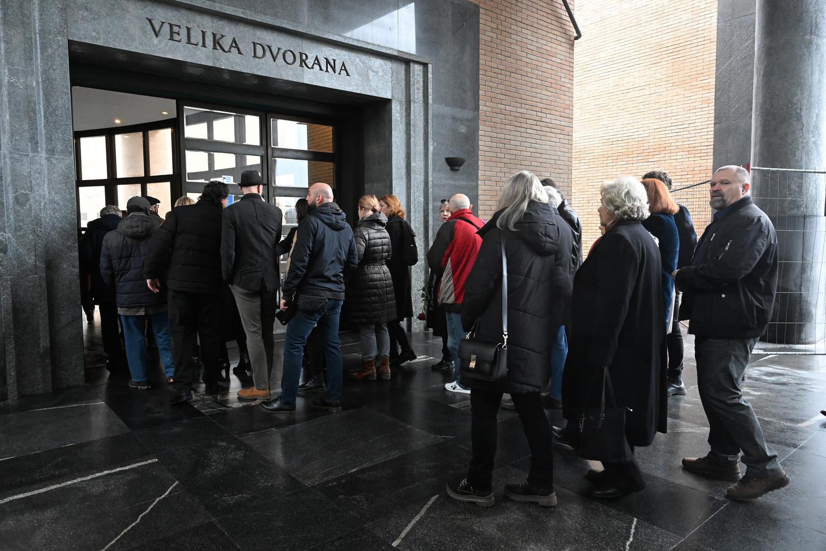 Rođen u Varvarinu u Srbiji 30. srpnja 1949., Akademiju dramske umjetnosti završio je u Zagrebu 1972. godine