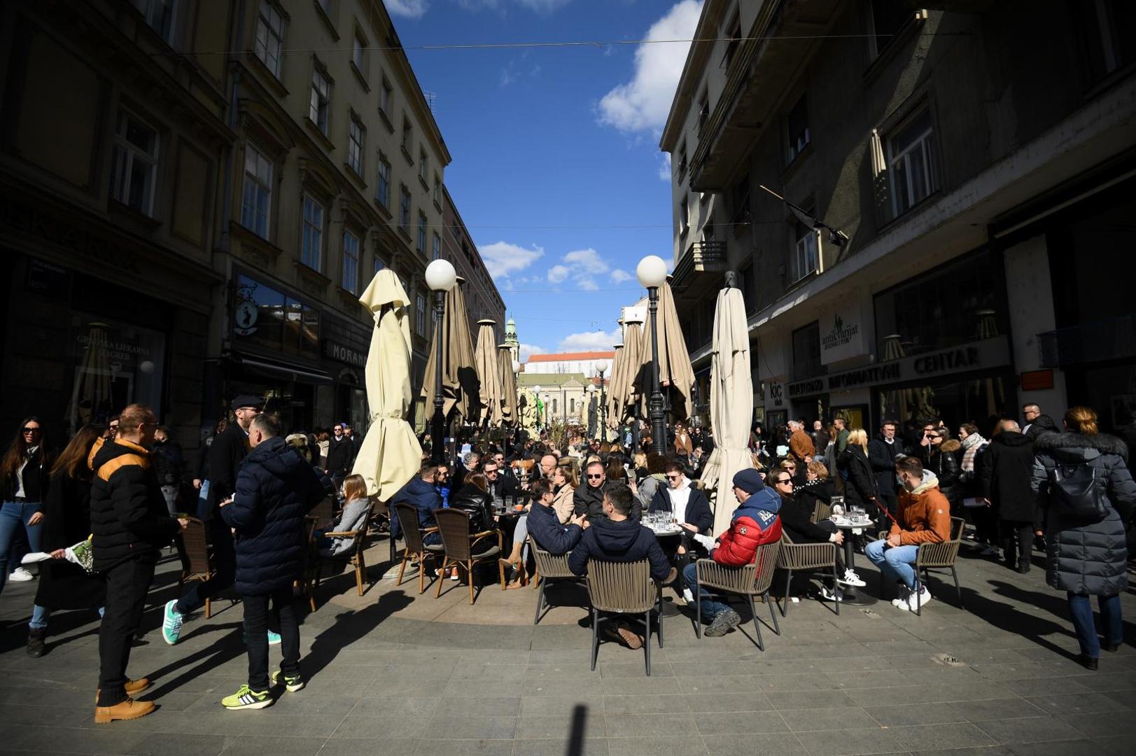 Gotovo sva mjesta u centru grada bila su popunjena. 