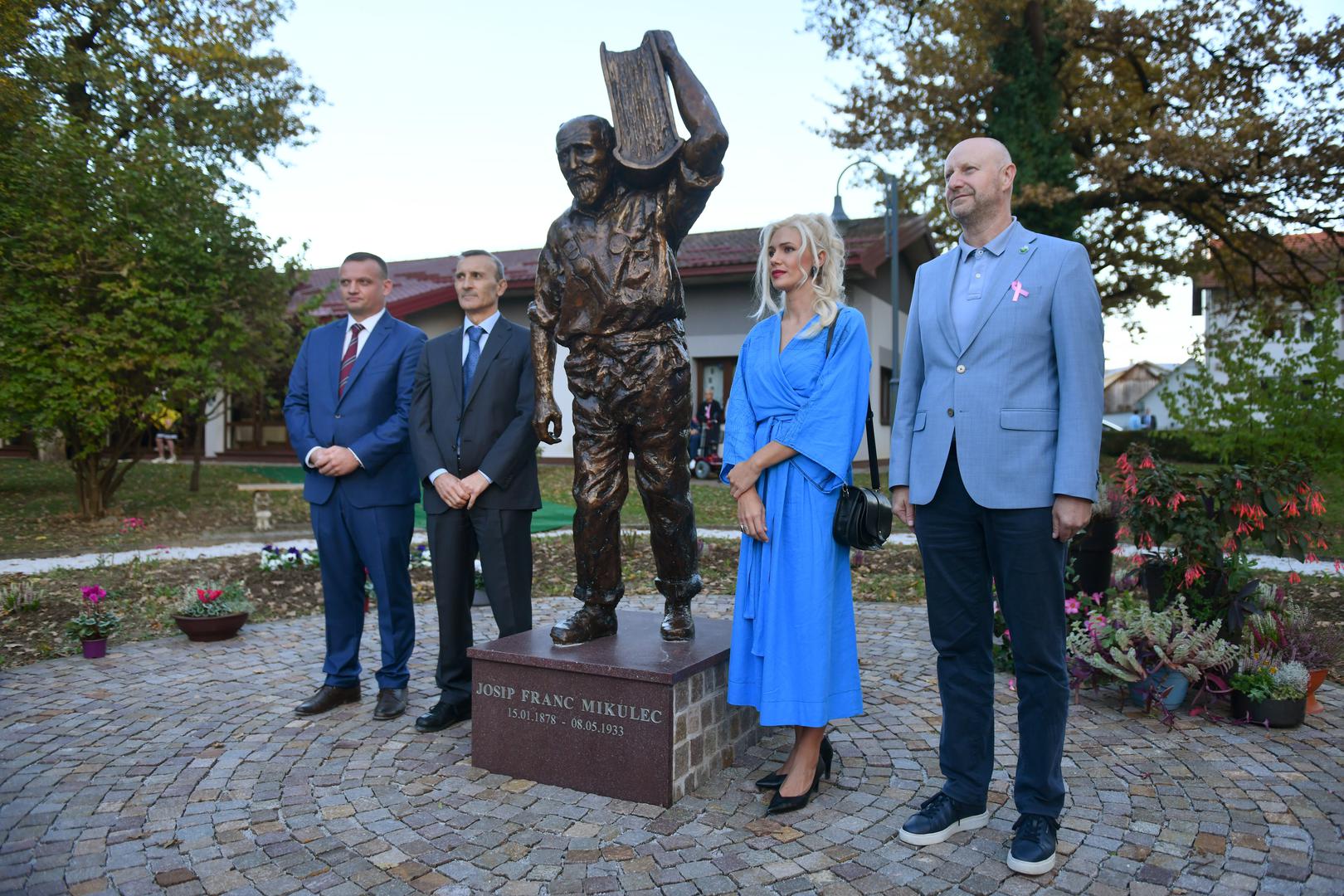 9.10.2024., Park Vranyczany, Oroslavje, Hrvatska - Otkrivanje spomenika Josipu Mikulcu, prvom hrvatskom influenseru, poznatom kao Joza Putnik, autorice Adne Bakije, akademske kiparice. Viktor Simunic, Paolo Trichilo, Adna Bakija i Zeljko Kolar. Photo: Josip Mikacic/PIXSELL