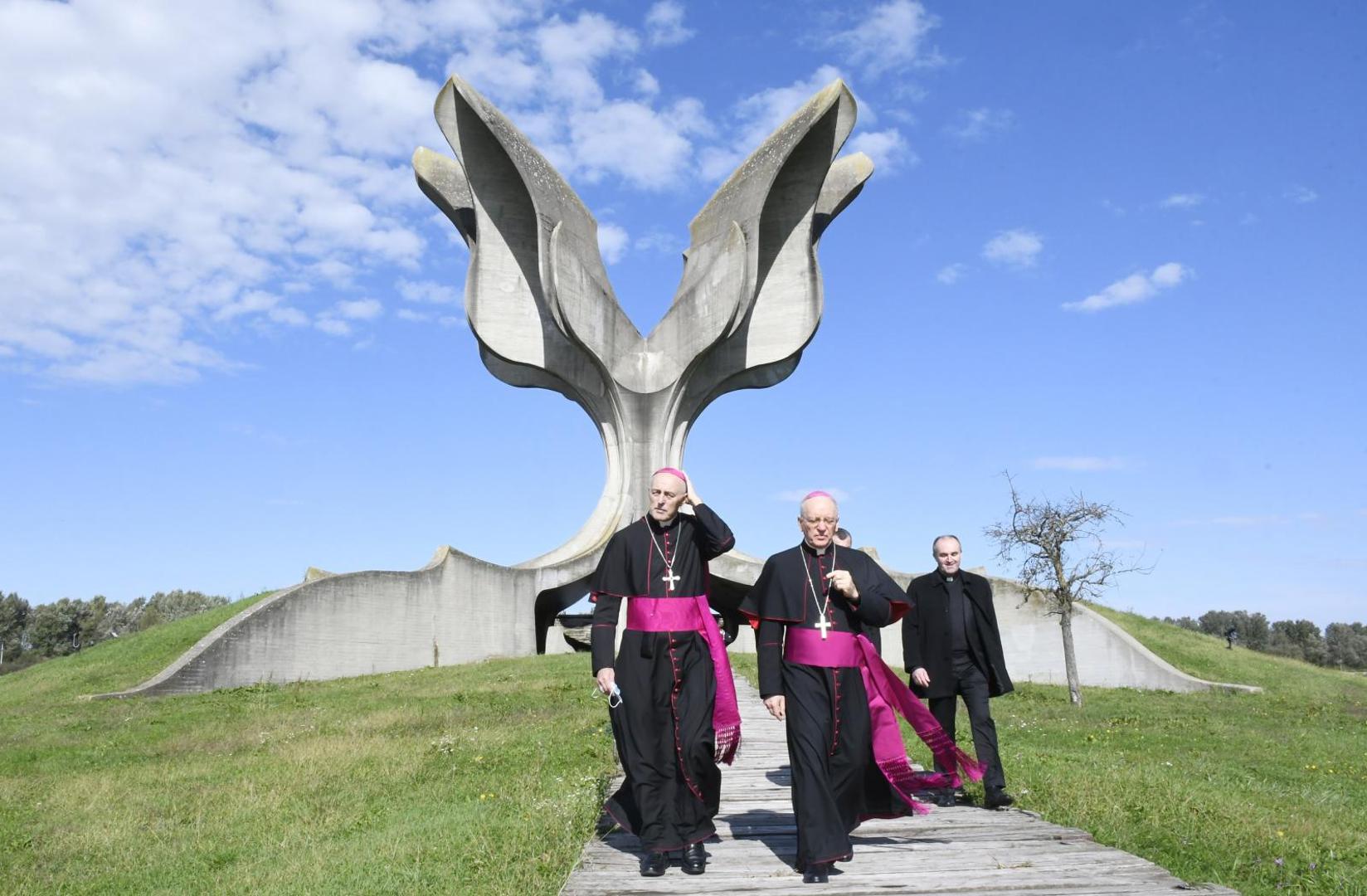 14.10.2020., Jasenovac - Apostolski nuncij u Republici Hrvatskoj nadbiskup Giorgio Lingua u sklopu posjete Pozeskoj biskupiji posjetio je i Jasenovac. Nuncij Lingua u pratnji pozeskog biskupa Antuna Skvorcevica pohodio je Jasenovac te u zupnoj crkvi Uznesenja BDM i sv. Nikole Biskupa predvodi0 molitvu za sve zrtve totalitarnih rezima 20. stoljeca koje su neduzno stradale u jasenovackom logoru i drugim mjestima. Na molitvi je sudjelovati i pakracko-slavonski episkop Jovan Culibrk. Nakon programa u jasenovackoj crkvi, nuncija i biskupa Skvorcevica je u jasenovackom manastiru primio episkop Jovan.
Photo: Nikola Cutuk/PIXSELL