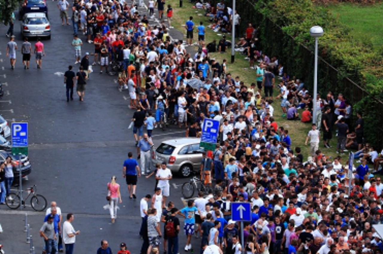 '16.08.2011., Zagreb -  Pocetak prodaje karata za utakmicu 4. pretkola Lige prvaka Dinamo-Malmo pocela je u 14 sati. Zbog neorganizirane prodaje izazvan je kaos koji je je prestao tek dolaskom djelatn