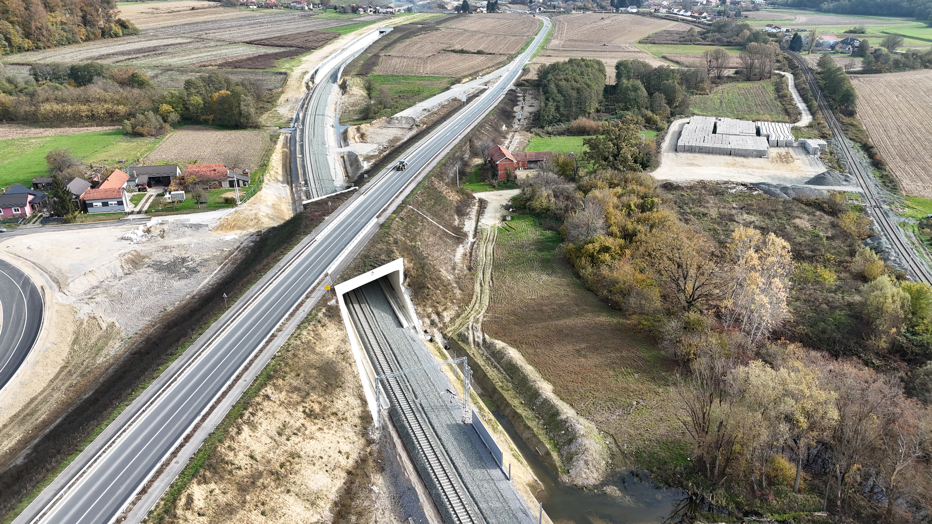 Osvrćući se detaljnije na radove koji su dovršeni na spomenutoj pruzi, predsjednik Uprave HŽ Infrastrukture Ivan Kršić istaknuo je kako su dovršena su tri mosta, tri vijadukta, dva umjetna tunela odnosno galerije, jedan podvožnjak, a rekonstruiran je kolodvor Lepavina te tri vijadukta. 