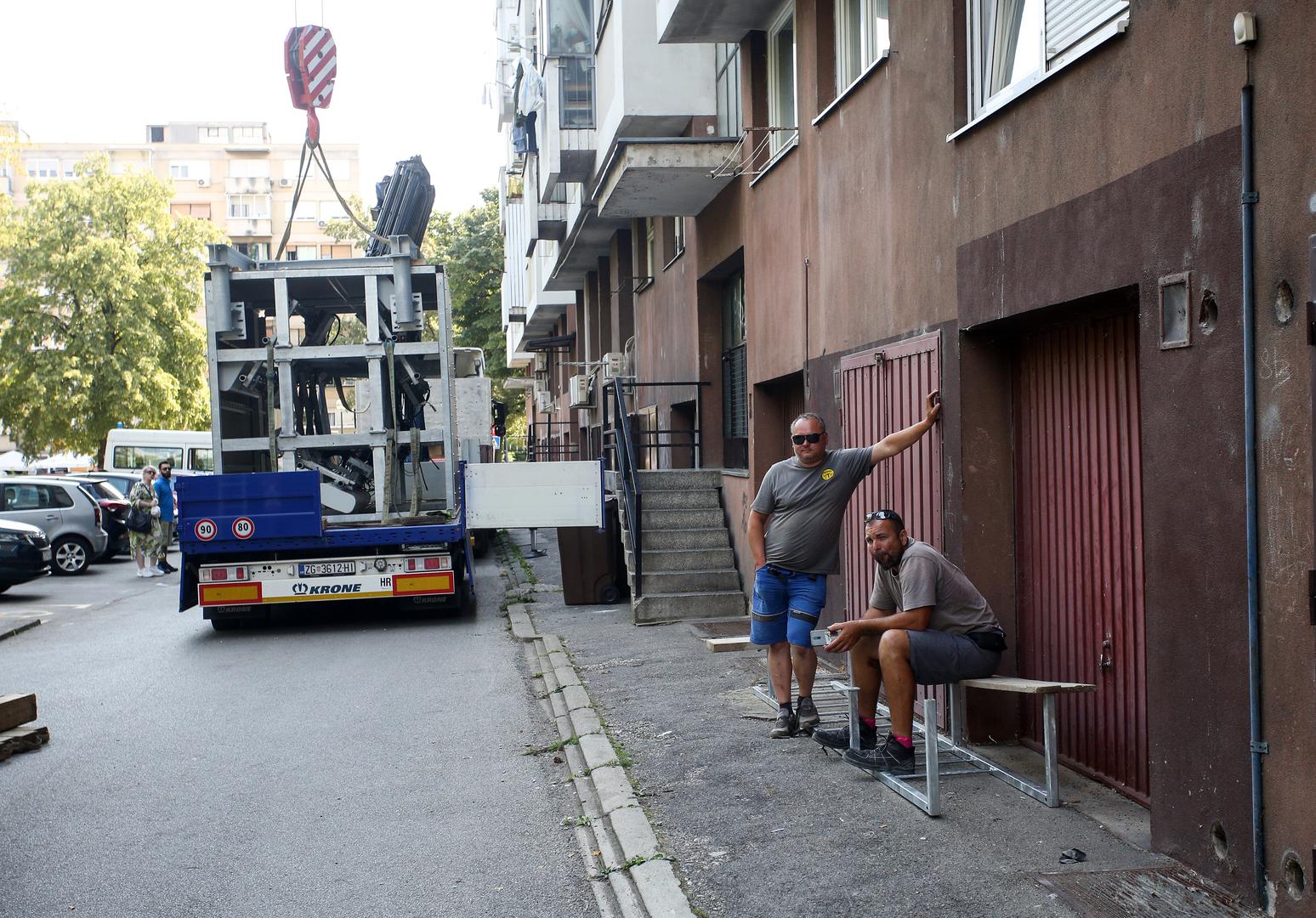 11.08.2021., Zagreb - Stanari zgrade u Alabaharijevoj ulici pobunili su se protiv postavljanja repetitora na vrh njihove zgrade. 
Photo: Zeljko Hladika/PIXSELL