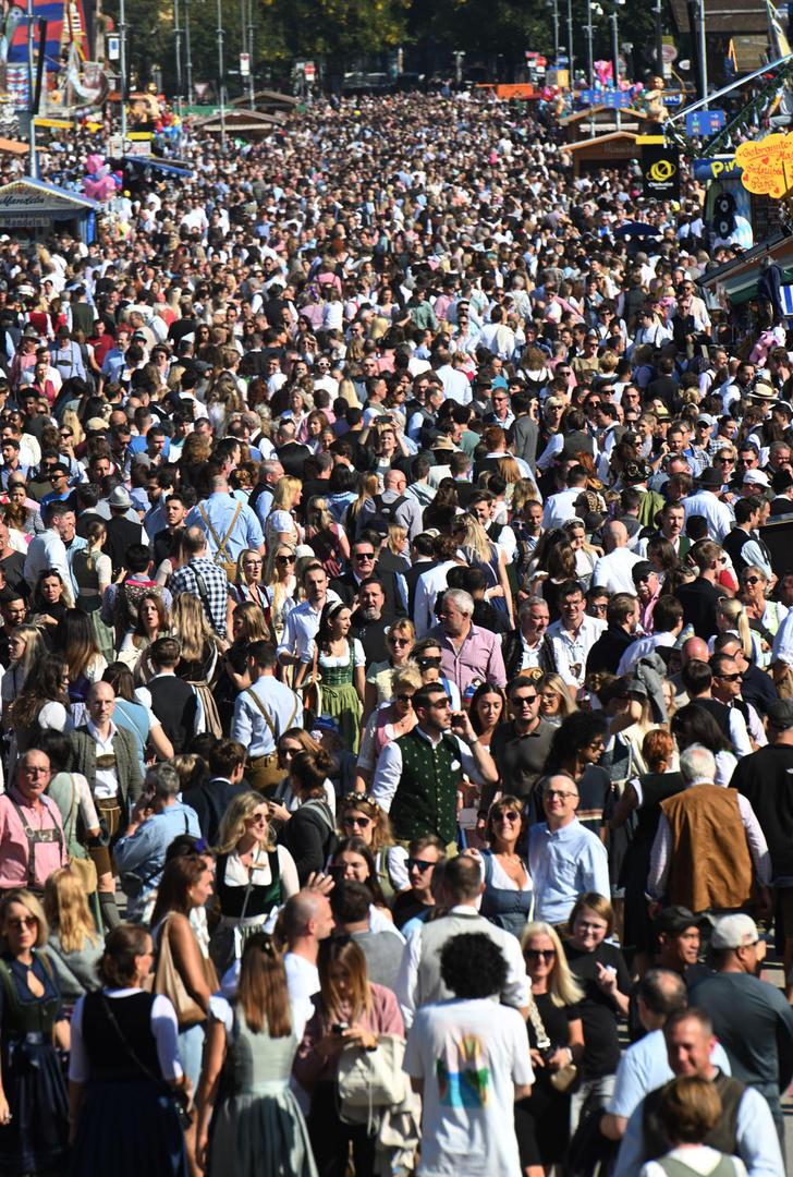 Cijene pića ne određuje Grad München, no kao organizator Oktoberfesta pazi, kažu, da ugostitelji ne pretjeraju.

