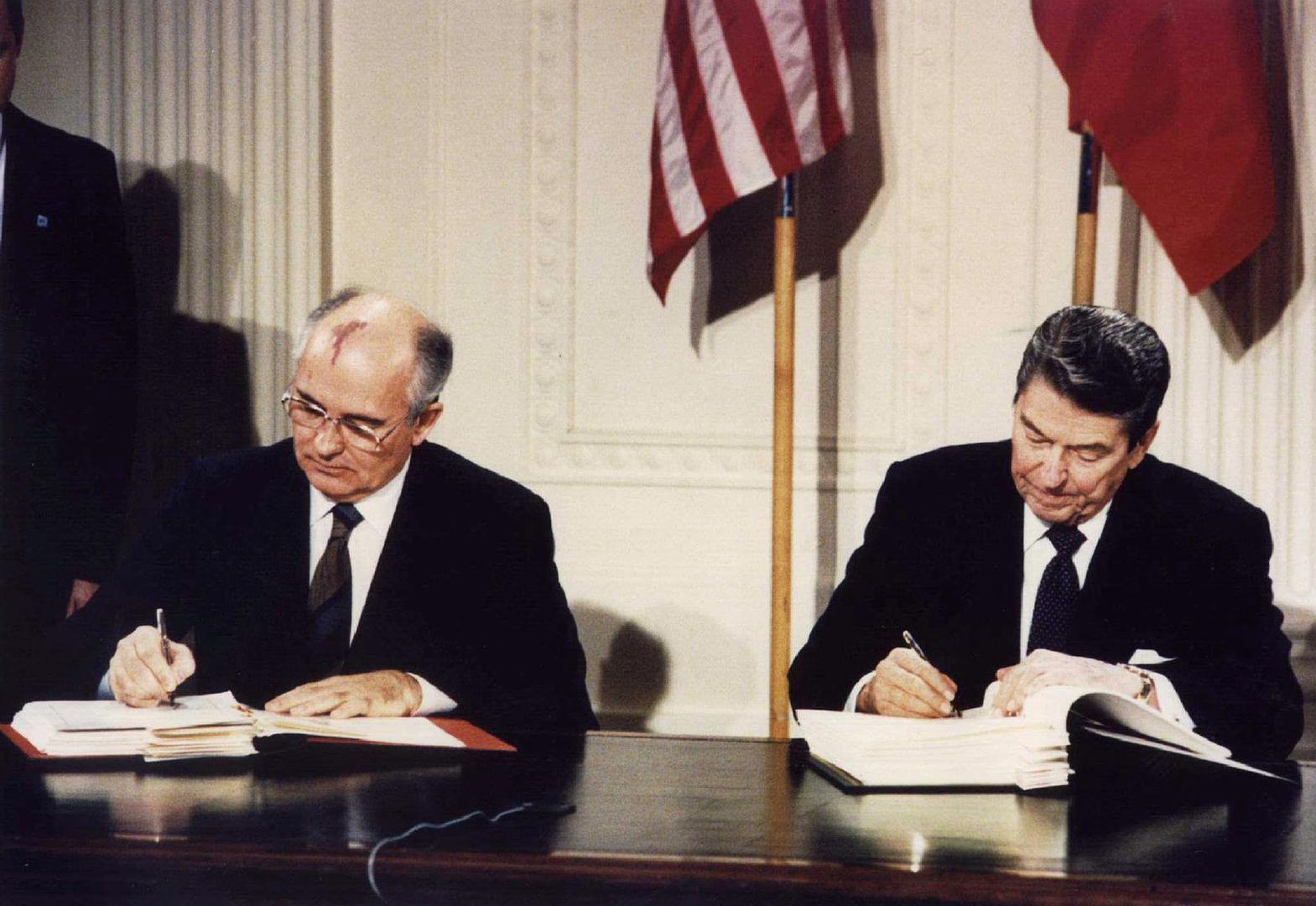 FILE PHOTO: File photo of U.S. President Ronald Reagan (R) and Soviet President Mikhail Gorbachev signing the Intermediate-Range Nuclear Forces (INF) treaty at the White House, Washington on December 8 1987. REUTERS/Dennis Paquin/File Photo Photo: Stringer ./REUTERS