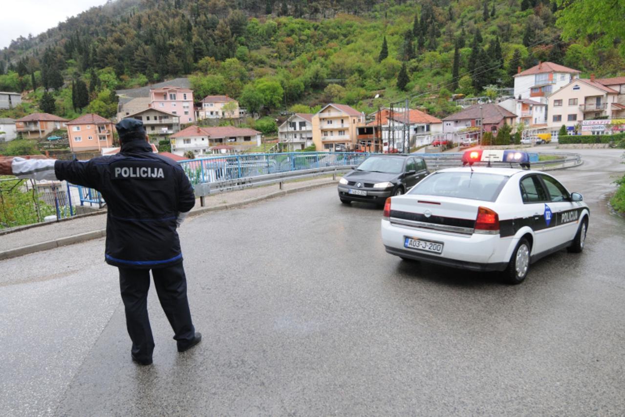 'bih...mostar...18.04.2012...policija foto: zoran grizelj vecernji list'