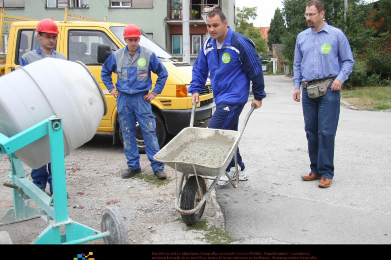 '21.09.2011. Karlovac - U sklopu Medjunarodnog dana volontera gradonacelnik Karlovca Damir Jelic sa suradnicima je posjetio djecji vrtic Gaza gdje je pomogao u betoniranju prilazne rampe. Photo: Krist