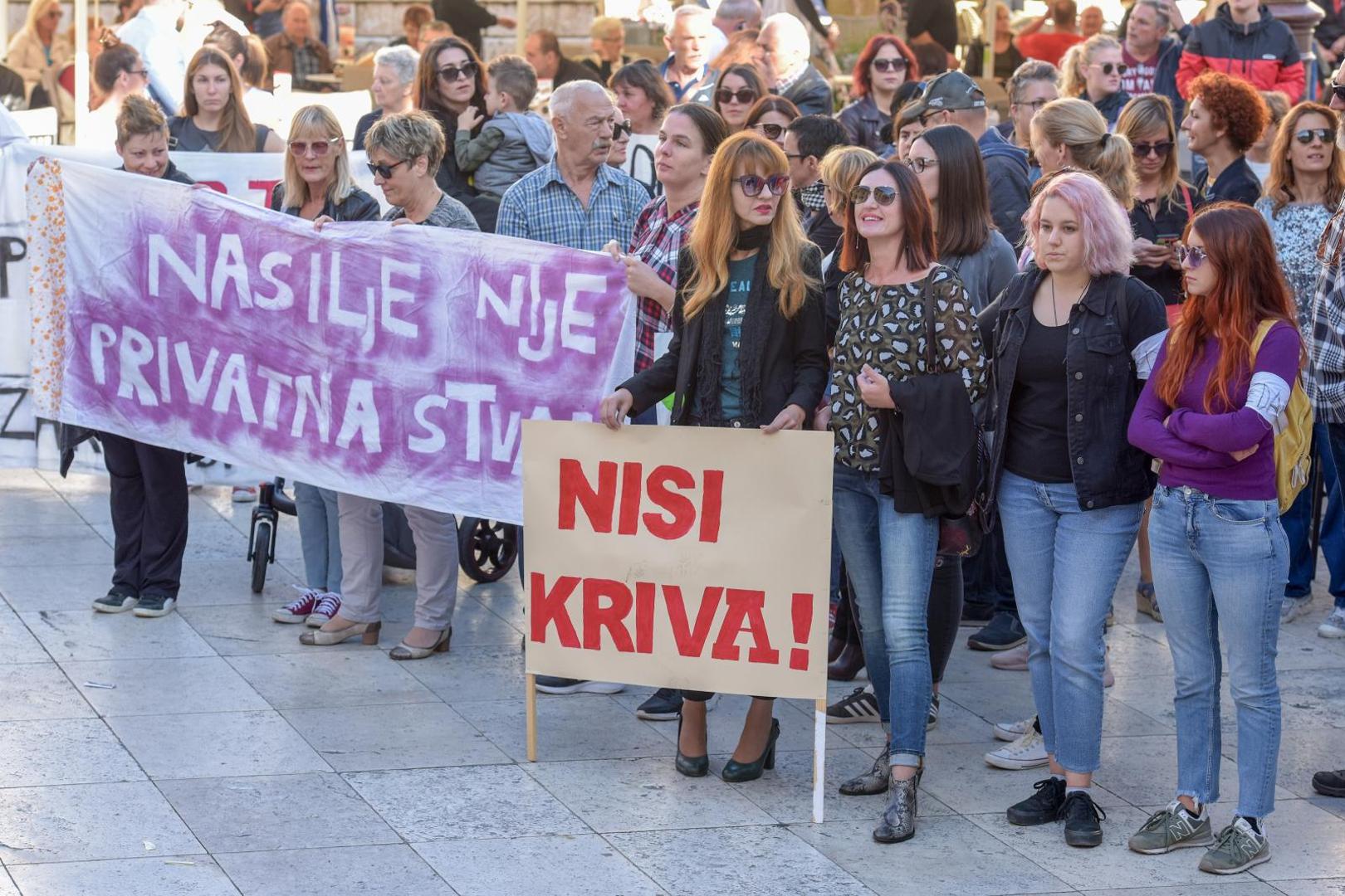 19.10.2019., Zadar - Stotinjak gradjana okupilo se na sredisnjem trgu prosvjedujuci protiv pravosudnog postupanja prema pociniteljima silovanja. Photo: Dino Stanin/PIXSELL