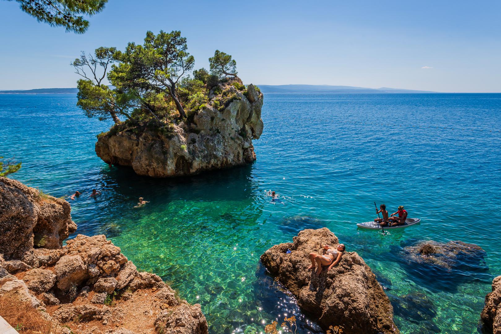 Kristalno čista, tirkizna voda Jadranskog mora, koja je zaštitni znak Punta Rate, brzo je privukla pažnju kako lokalnog stanovništva, tako i turista iz cijelog svijeta. Prirodni hlad koji stvaraju mirisni borovi čini ovu plažu idealnom za opuštanje tijekom najtoplijih dijelova dana. Uz prosječnu temperaturu vode koja se od travnja do listopada održava iznad 20 Celzijevih stupnjeva, Punta Rata omogućuje posjetiteljima dugotrajno uživanje u kupanju i vodenim sportovima.