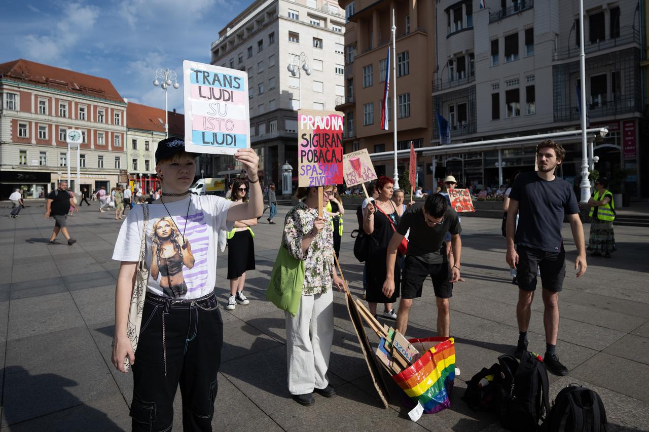 Zagreb: Molitelje krunice dočekao je kontraprosvjed