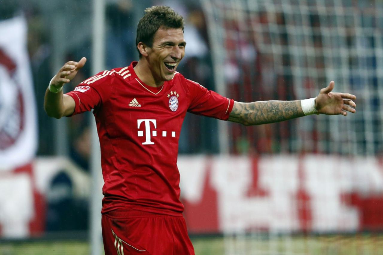 'FC Bayern Munich\'s Mario Mandzukic celebrates a goal during their German Bundesliga first division soccer match against VfB Stuttgart in Munich September 2, 2012.  REUTERS/Michael Dalder (GERMANY - 