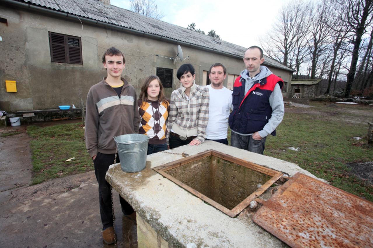 '23.12.2010. Voljun, Krivi Put - Sestoroclana gluhonjema obitelj Krmpotic vec 8 godina zivi u napustenoj skoli u selu Voljun iznad Senja u nehumanim uvijetima. Majka Nehajka i petoro dijece Dubravka, 