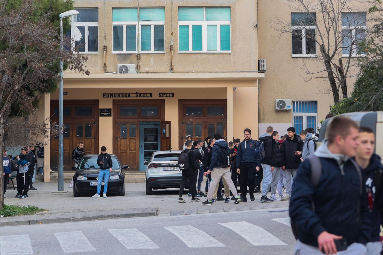 Split: Ispred Pomorske škole učenici  čekali Pernara, u međuvremenu priveden na policiju 