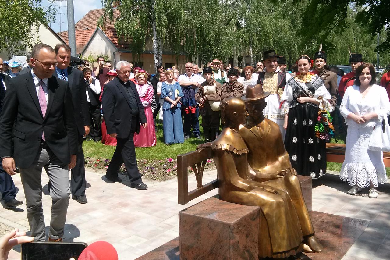 Spomenik 'šokačim Romeu i Juliji' 