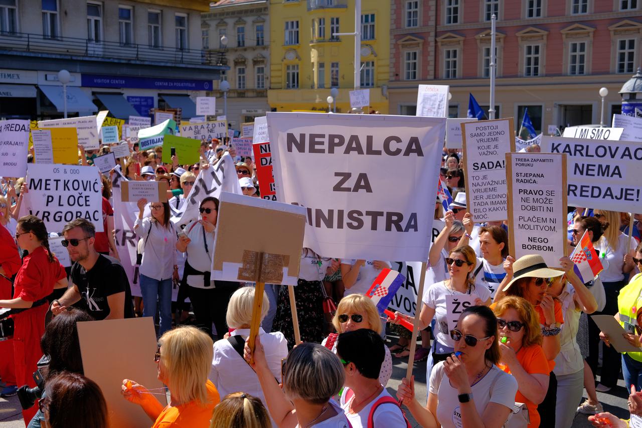 U Zagrebu počeo mirni prosvjed Sindikata državnih i lokalnih službenika i namještenika