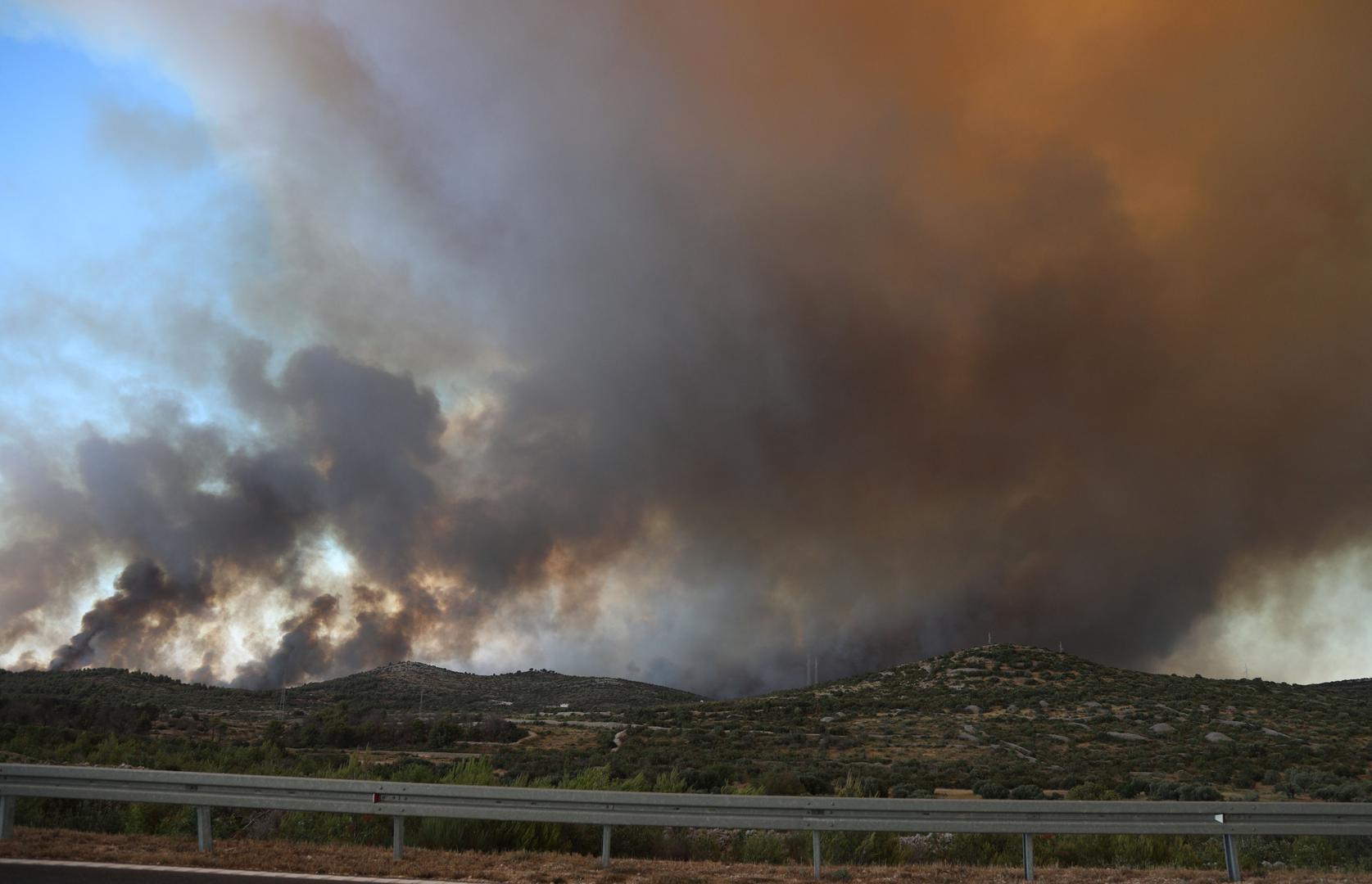 13.07.2022., Zaton - Pozar koji je izbio kod Vodica siri se prema Zatonu. Na terenu je 30-ak vatrogasaca s desetak vozila, a u gasenju su se prikljucila i dva kanadera. Photo: Dusko Jaramaz/PIXSELL