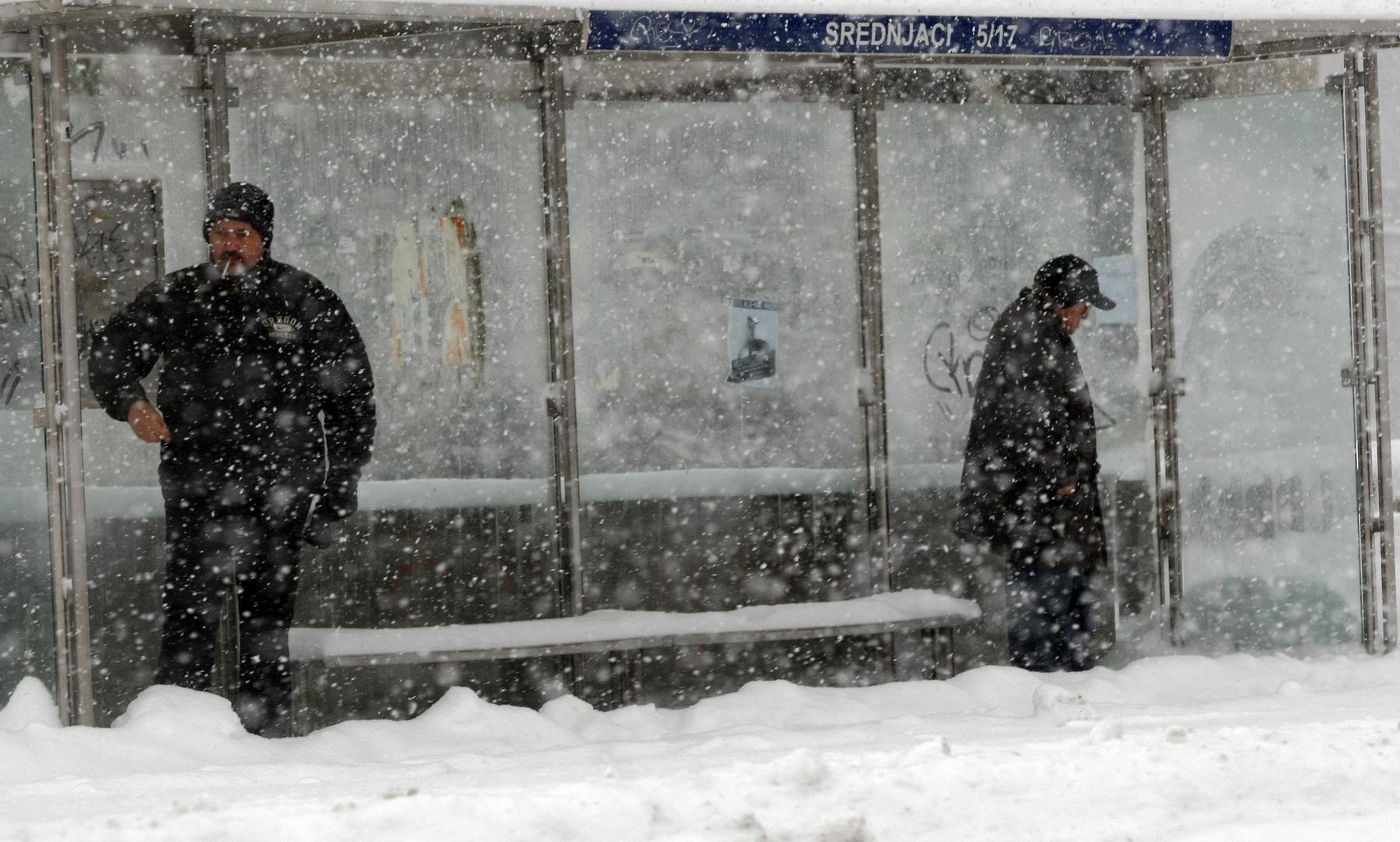 Kako je dan odmicao, snijeg je nastavio padati uz jak vjetar, a do popodneva je zabilježen novi rekord – čak 45 centimetara snijega na Griču!