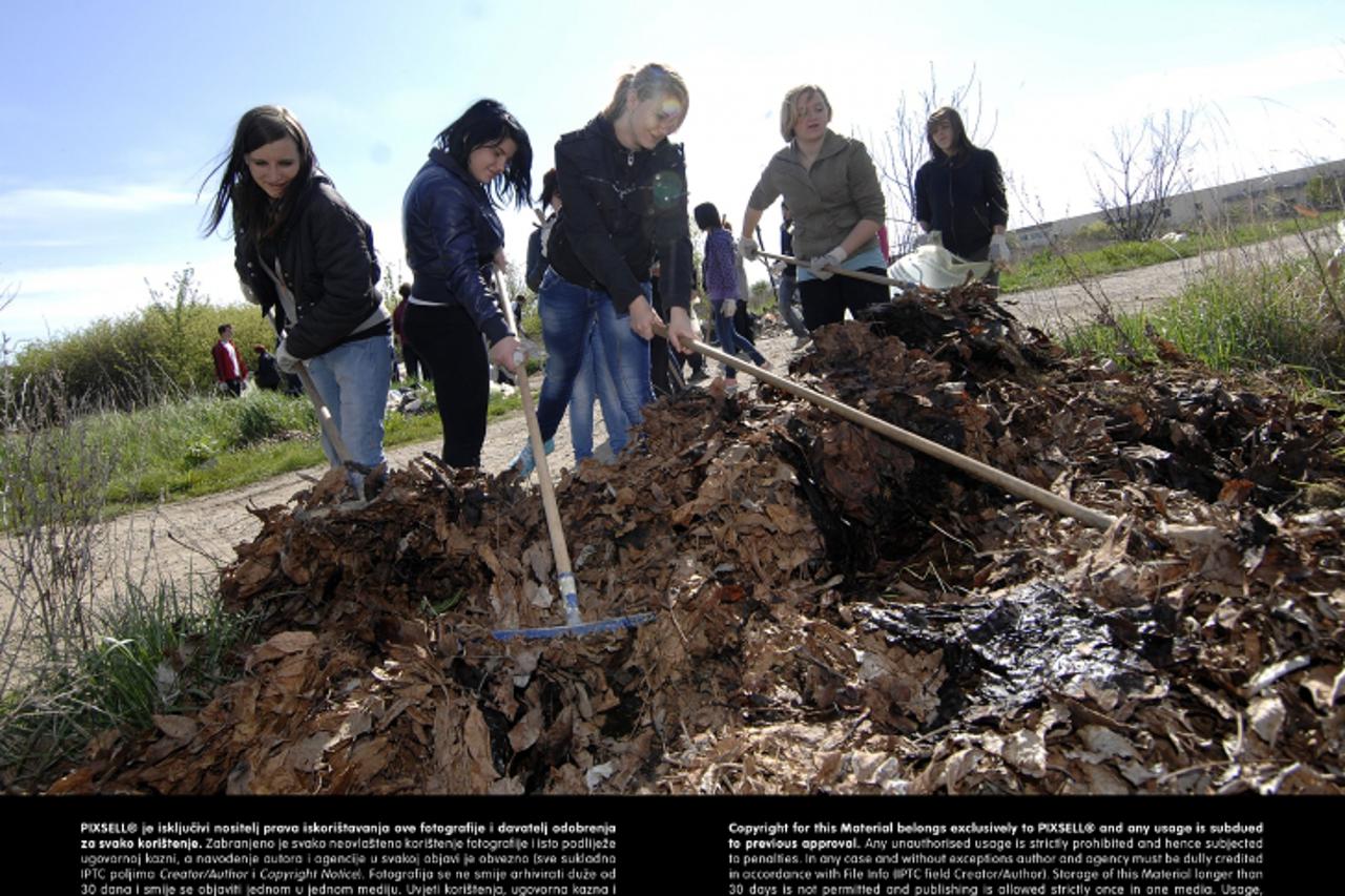 '20.04.2012., Cakovec - Provedena velika akcija ciscenja okolisa Zelena cistka, na zagadjenom poligonu bivse vojarne. Photo: Vjeran Zganec-Rogulja/PIXSELL'