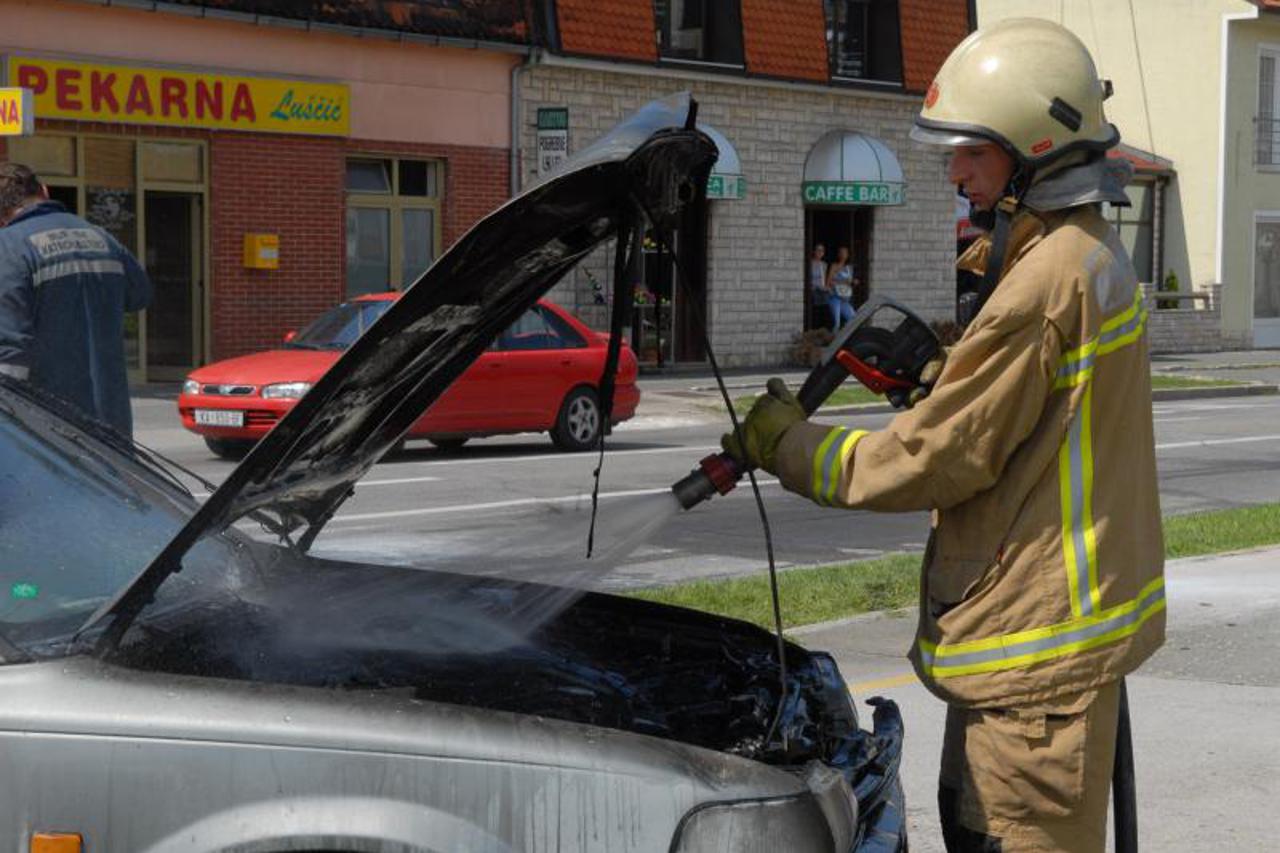 zapalio se automobil (1)