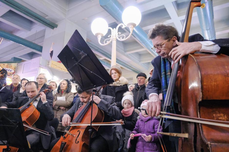 Zagreb: Zagrebački solisti održali koncert u zatvorenom dijelu tržnice Dolac