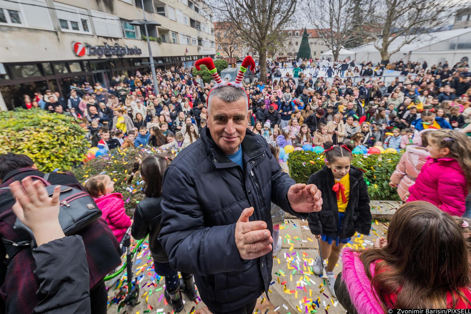 31.12.2022., Sinj - Docek djecje Nove Godine.  Danas u 12h na glavnom Sinjskom Trgu odrzan je Docek nove godine za Djecu te priredbu je posjetio u Sinjski Gradonacelnik Miro Bulj. Photo: Zvonimir Barisin/PIXSELL