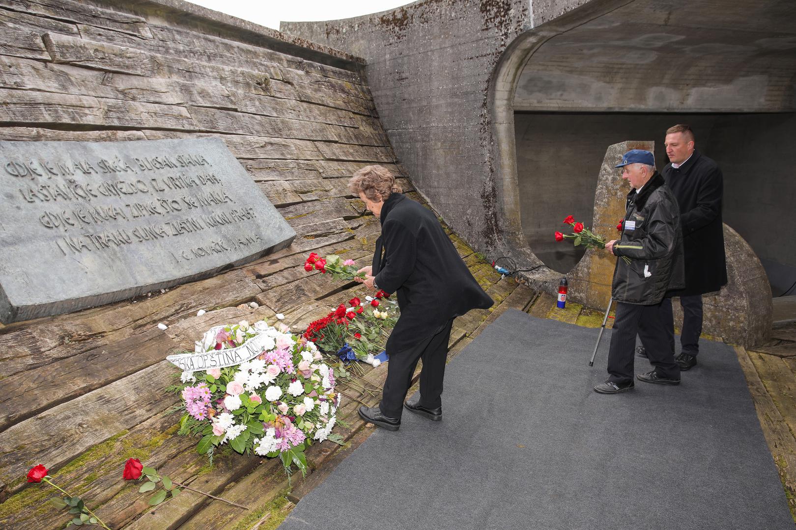 21.04.2024., Jasenovac - komemoracija u znak sjecanja na 79. godisnjicu proboja posljednjih zatocenika iz koncentracijskog logora Jasenovac. Okupljanje je bilo ispred Memorijalnog muzeja otkuda je krenula kolona sjecanja prema spomeniku Cvijet. Tamo su izaslanici umjesto vijenaca polozili po jedan cvijet. Photo: Tomislav Miletic/PIXSELL