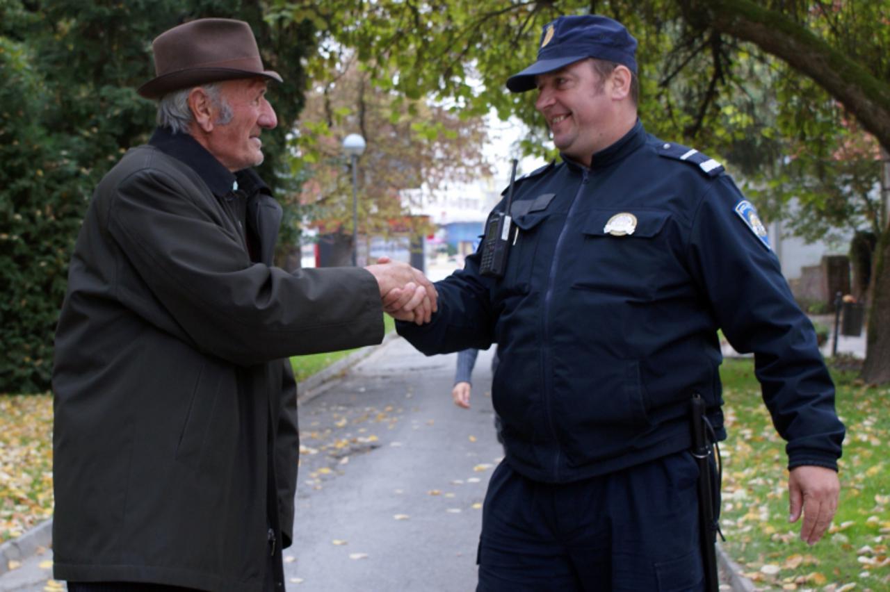 'podravina i bilogora, virovitica, 14.10.2010. uputiti nekoga za fotografiranje, procani ukradeni bicikl, cestitati na uspjehu - dio je svakodnevnog posla na rajonu virovitickog bobija matije templara