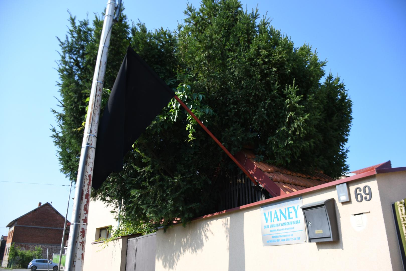 23.07.2024.,  Daruvar  - Dan nakon masakra u daruvarskom Domu za starije i nemocne kada je muskarac, bivsi vojni policajac, Kresimir Pahoki usetao u Dom poceo pucati i ubio sest osoba i nekolicinu ranio. U srijedu u Gradu Daruvaru su odlucili proglasiti Dan zalosti. Jutro u Domu nema nikakvih aktivnosti, a na neshvatljiv zlocin i masakr podsjeca jedino crni barjak. Taj nemili dogadjaj glavna je tema medju Daruvarcanima, posebice u kaficu Daruvar gdje je ubojica boravio. Stol za kojim je ubojica sjedio prije i poslije zlocina.  Photo: Damir Spehar/PIXSELL