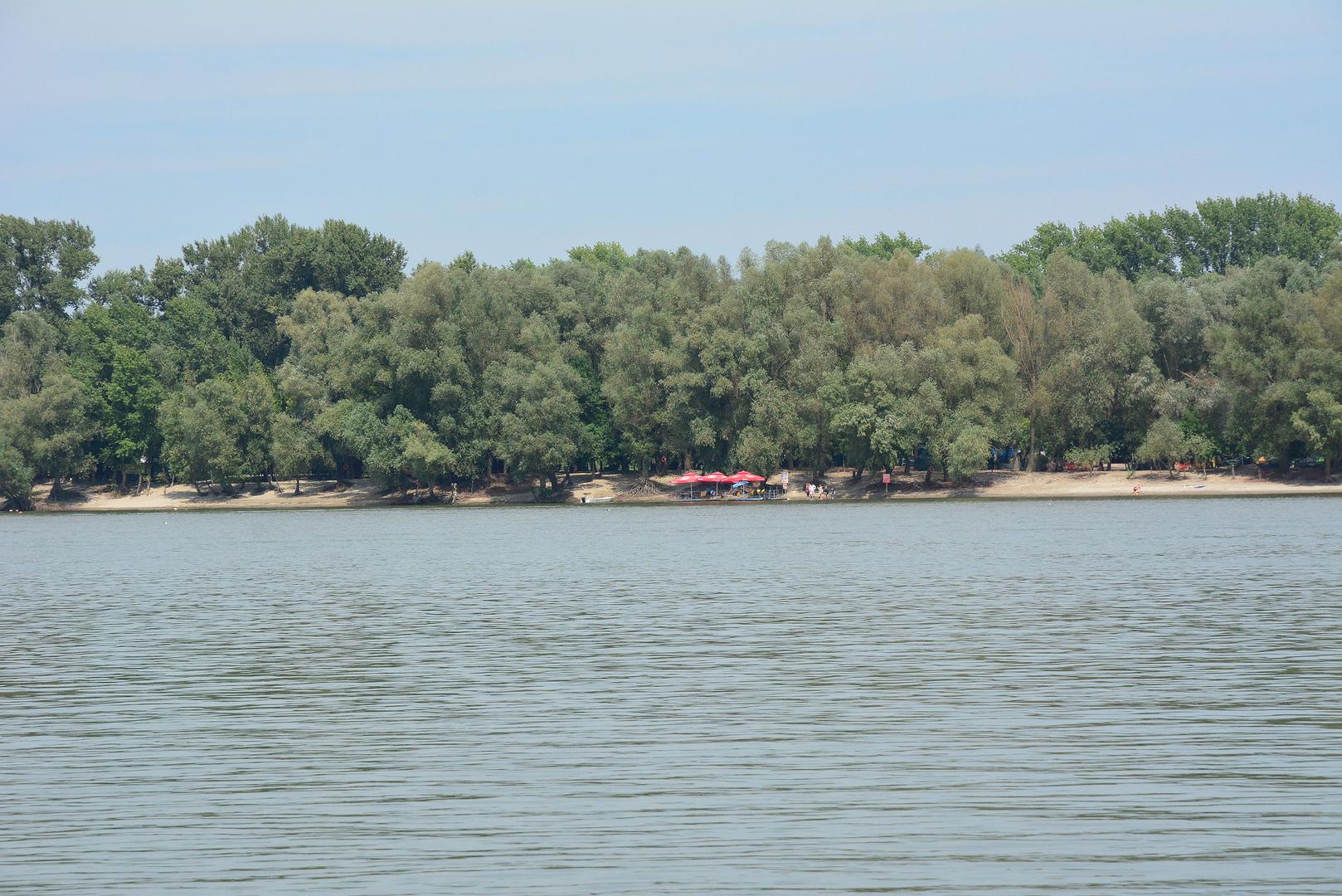 Vukovar - Ada - Pjeskoviti otok na Dunavu omiljeno je kupalište Vukovaraca i pravo mjesto za odmor.