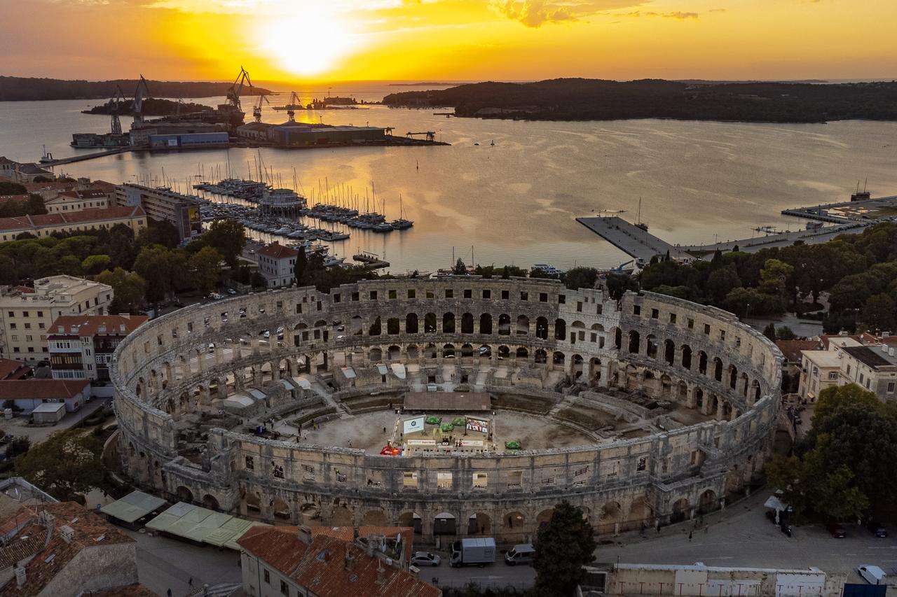 Fotografije iz zraka košarkaskog terena na PRO 3x3 Touru u pulskoj Areni