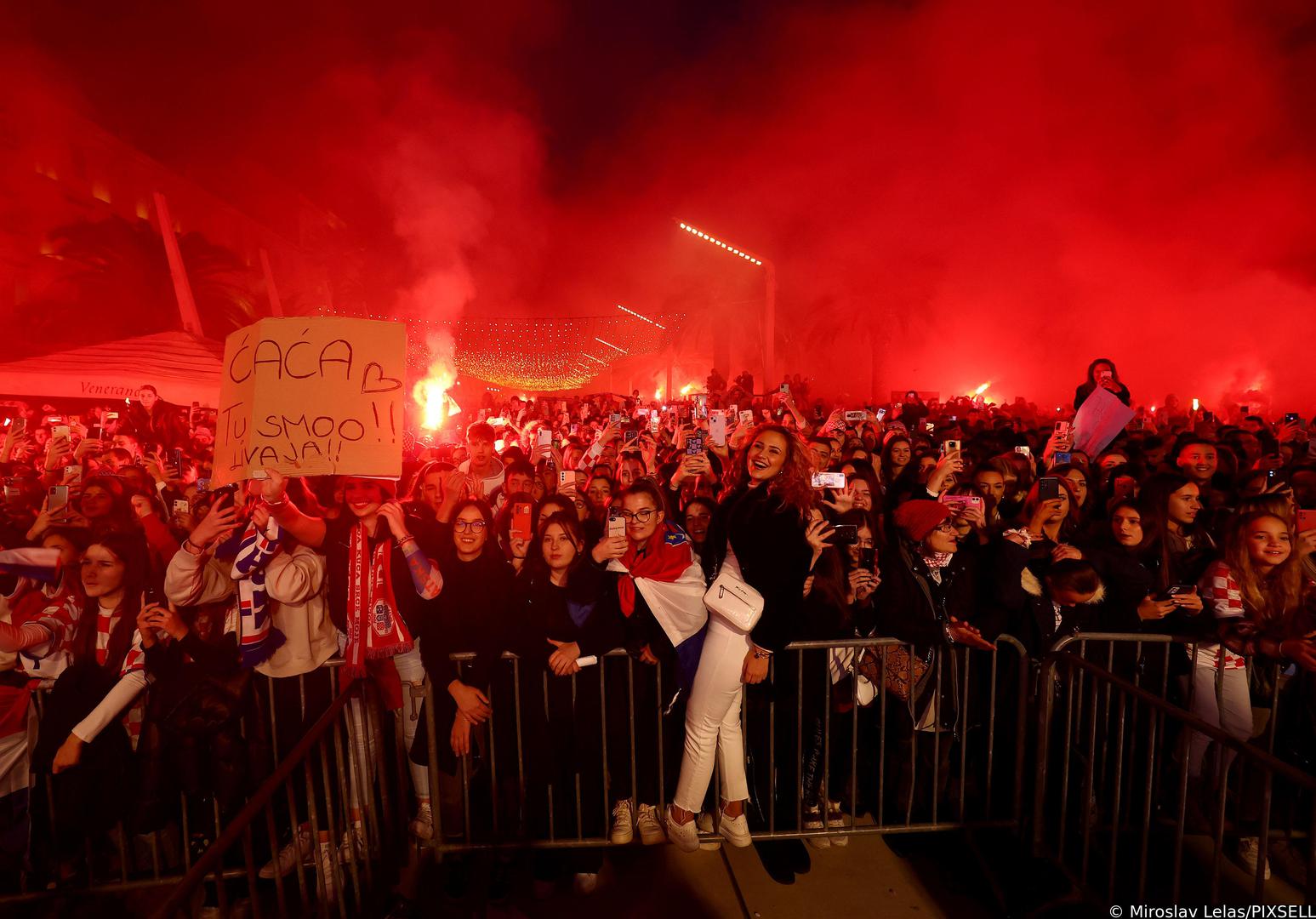 19.12.2022., Split - Splicani na rivi organizirali svecani docek za Vatrene reprezentativceMarka Livaju, Ivu Grbica, Maria Pasalica, Ivana Perisica, Josipa Juranovica i Nikolu Vlasica.  Photo: Miroslav Lelas/PIXSELL